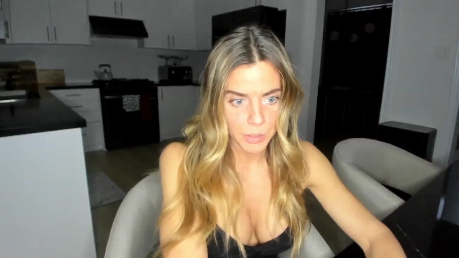 Gallery image thumbnail from Auvrielle's myfreecams stream on, 03/10/2025, 01:13 image 6 of 20