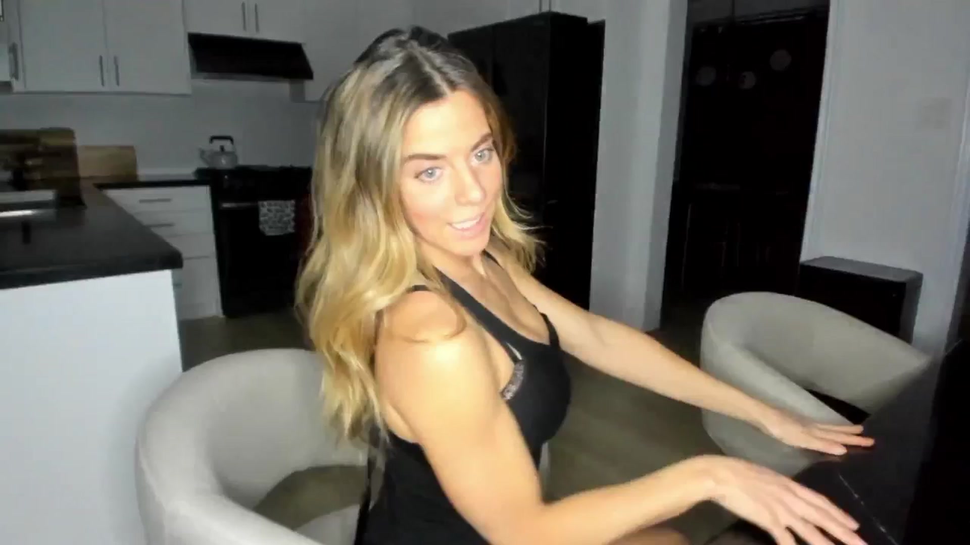 Gallery image thumbnail from Auvrielle's myfreecams stream on, 03/10/2025, 01:13 image 9 of 20