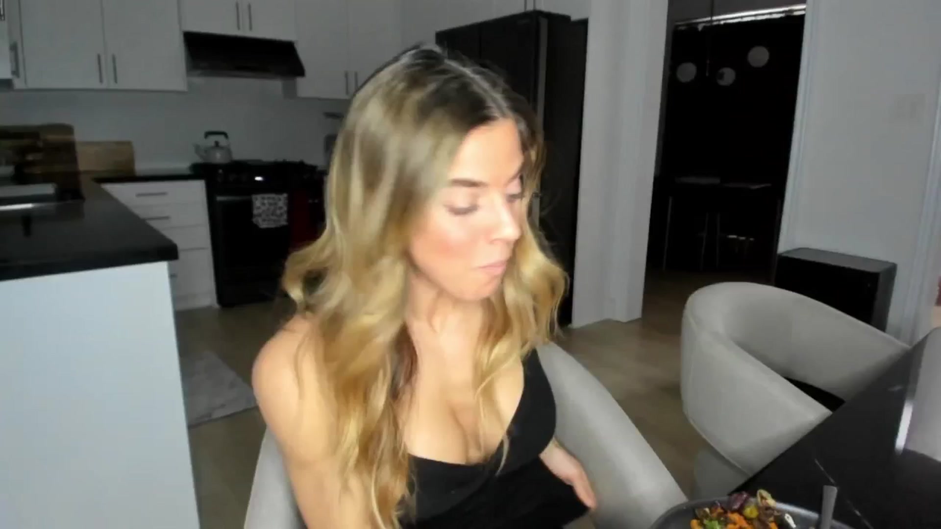 Gallery image thumbnail from Auvrielle's myfreecams stream on, 03/10/2025, 01:13 image 2 of 20