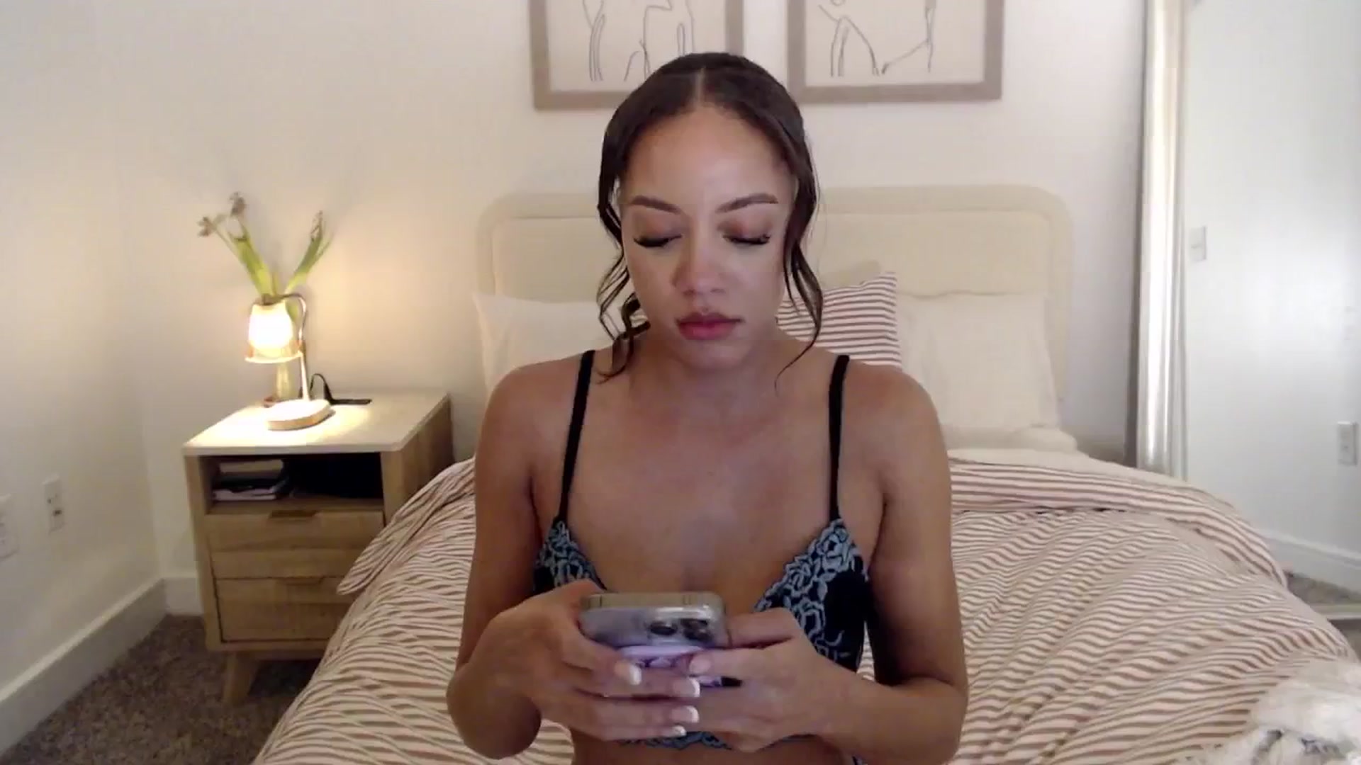 Gallery image thumbnail from AvaBanks's myfreecams stream on, 05/18/2025, 05:01 image 10 of 20