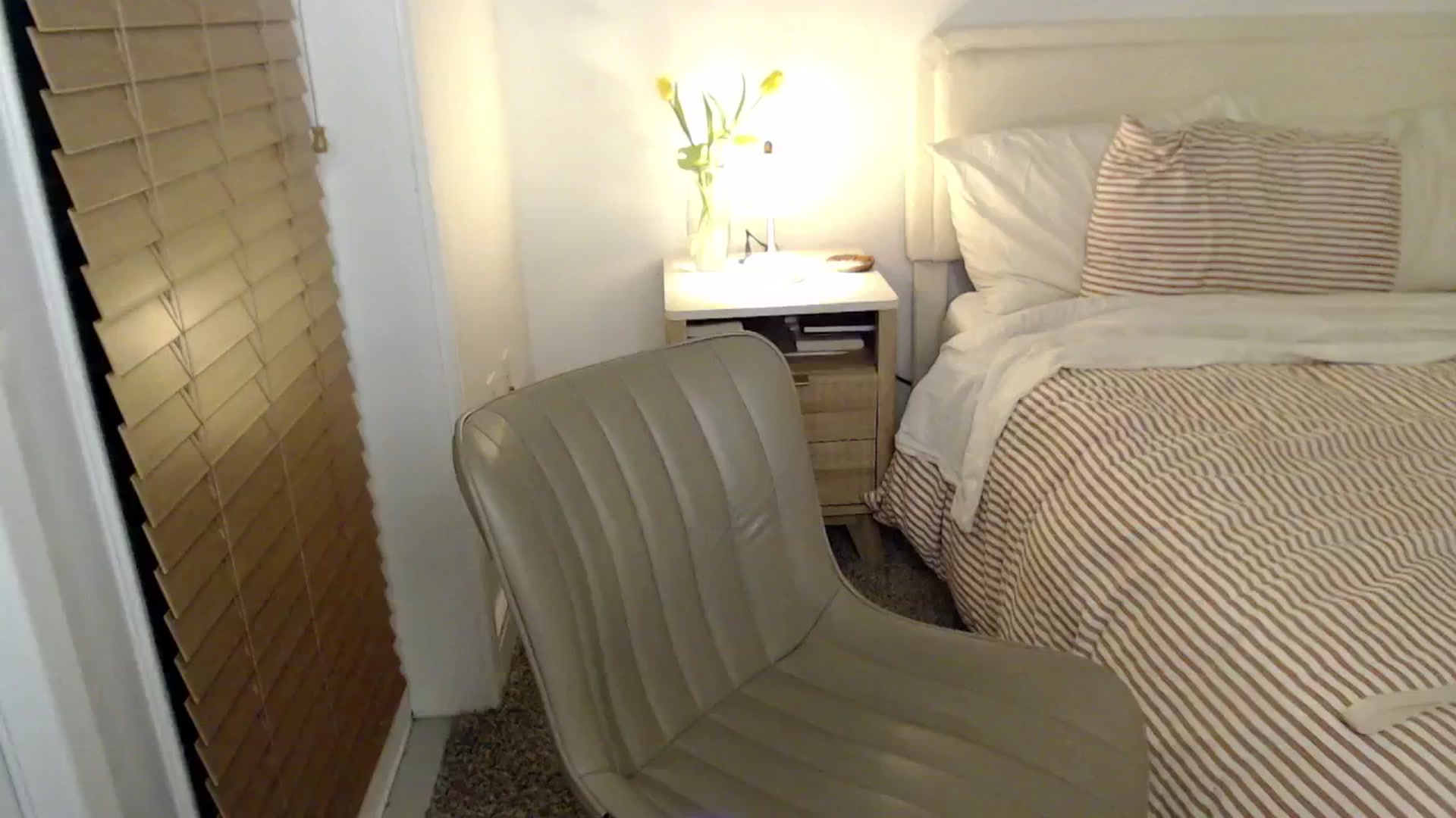 Gallery image thumbnail from AvaBanks's myfreecams stream on, 05/30/2025, 02:03 image 2 of 20