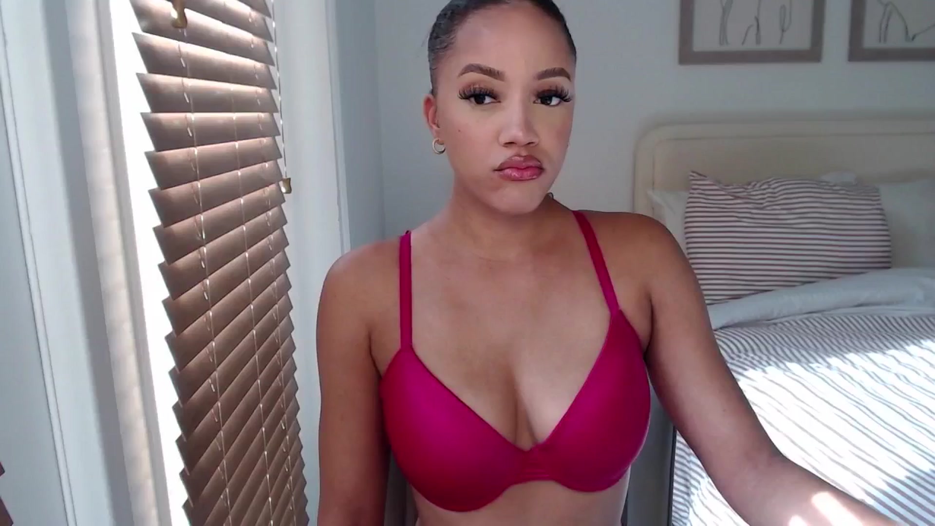 Gallery image thumbnail from AvaBanks's myfreecams stream on, 06/24/2025, 23:16 image 1 of 20
