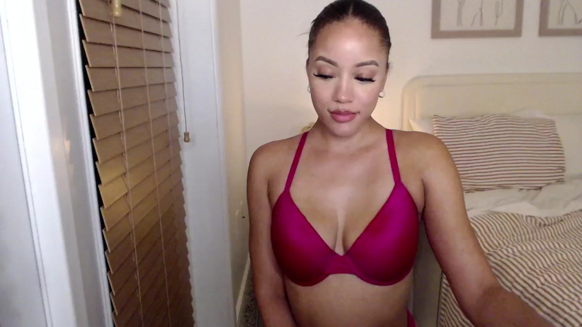 Gallery image thumbnail from AvaBanks's myfreecams stream on, 06/25/2025, 05:26 image 17 of 20