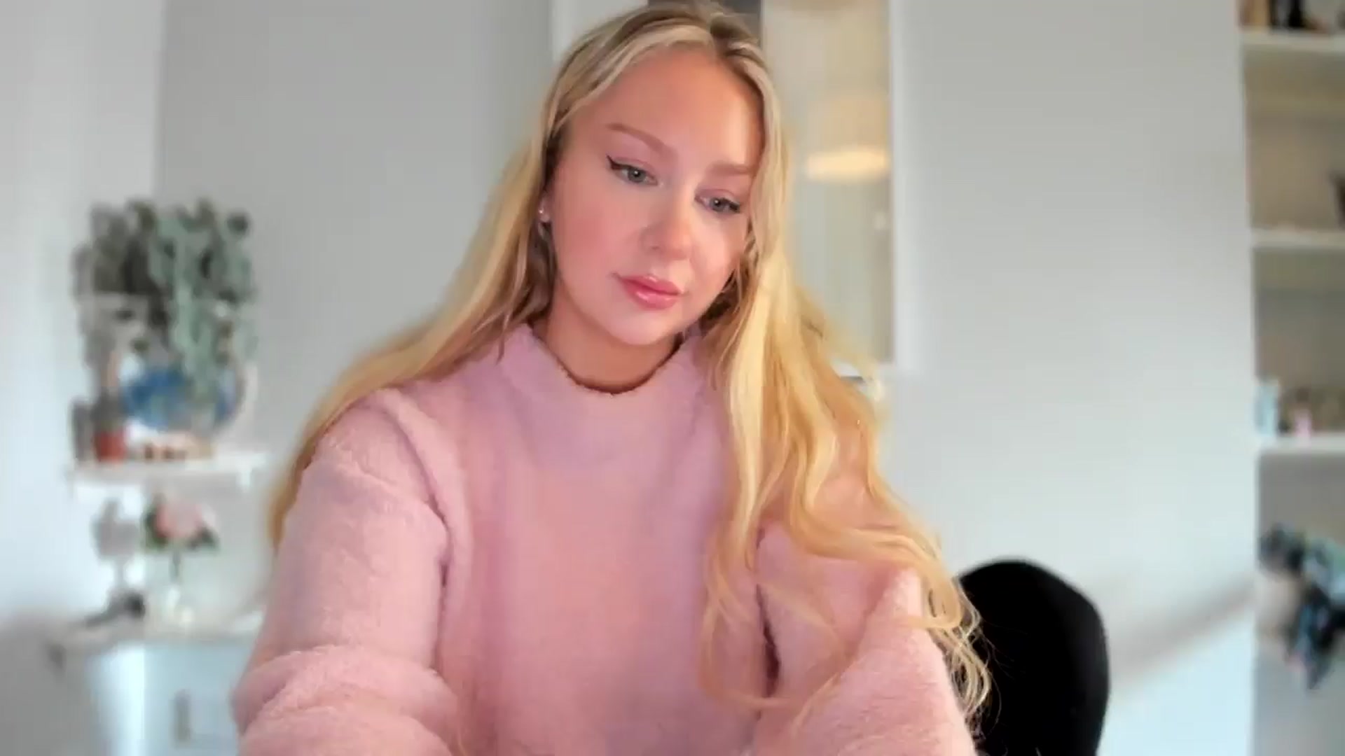 Gallery image thumbnail from AvaCutie's myfreecams stream on, 04/01/2026, 10:42 image 15 of 20