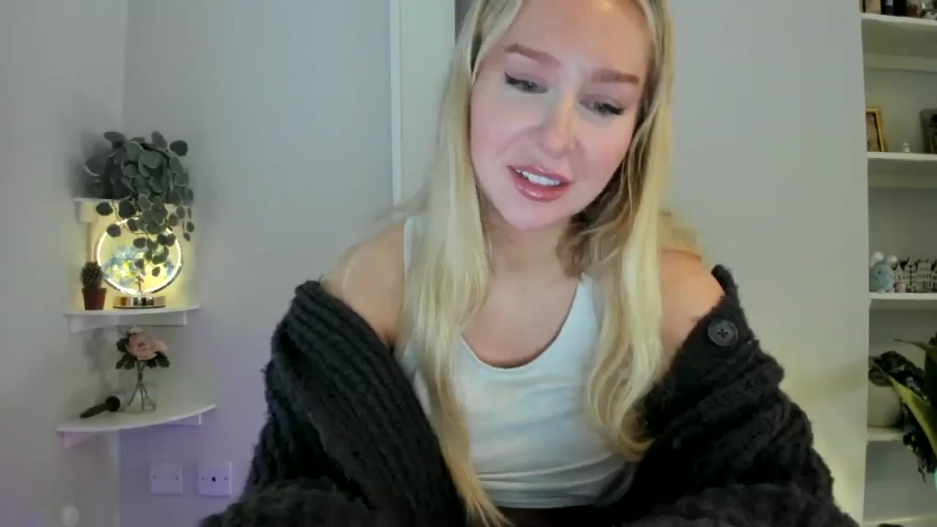Gallery image thumbnail from AvaCutie's myfreecams stream on, 04/01/2026, 13:28 image 7 of 20