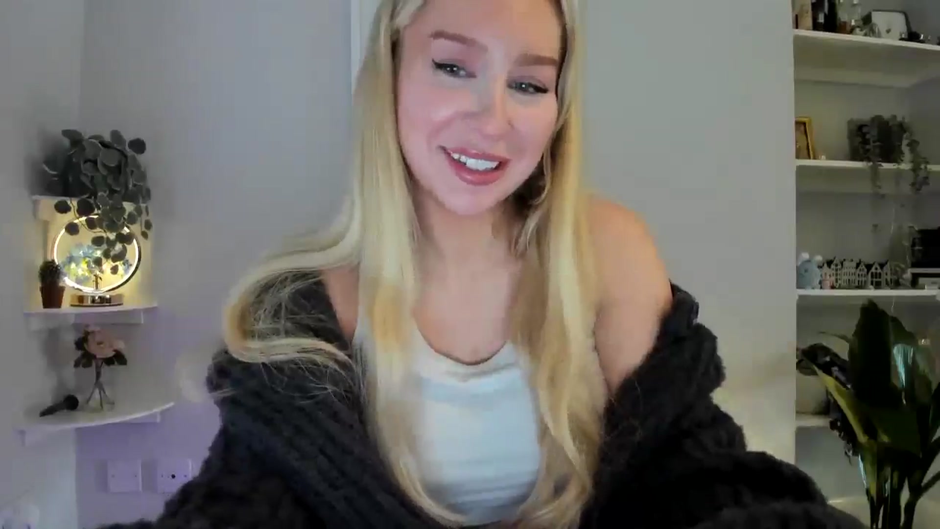 Gallery image thumbnail from AvaCutie's myfreecams stream on, 04/01/2026, 13:28 image 17 of 20