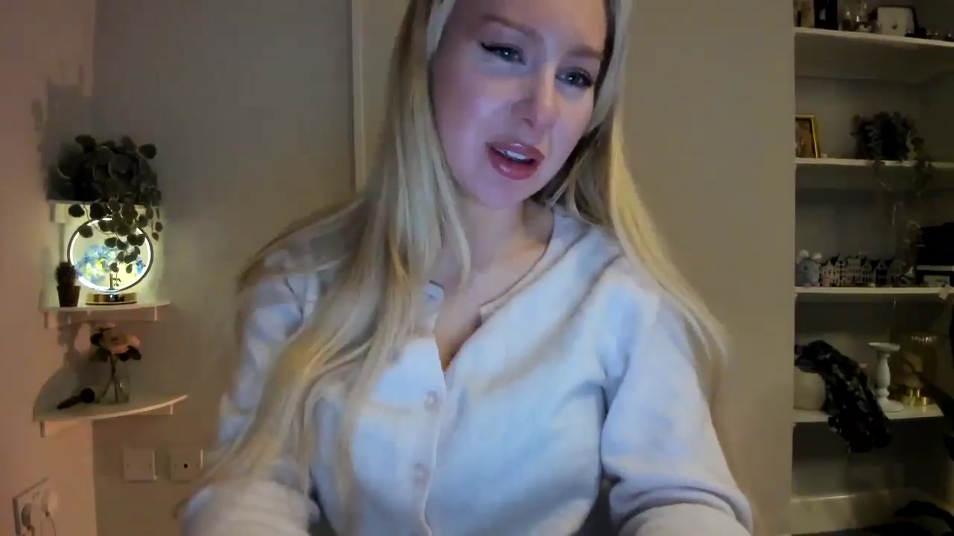 Gallery image thumbnail from AvaCutie's myfreecams stream on, 04/02/2026, 22:01 image 3 of 20