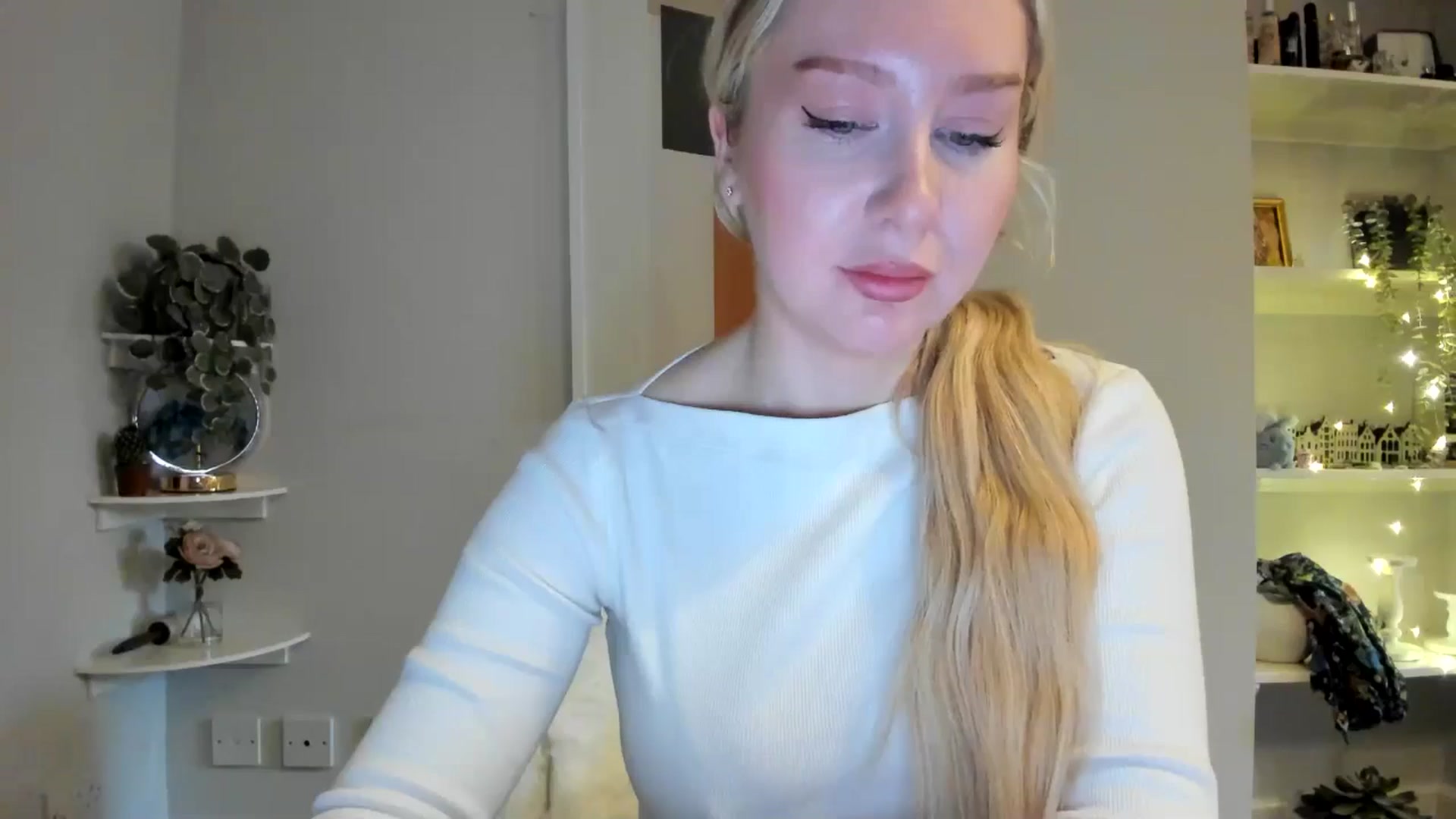 Gallery image thumbnail from AvaCutie's myfreecams stream on, 04/05/2026, 10:32 image 3 of 20