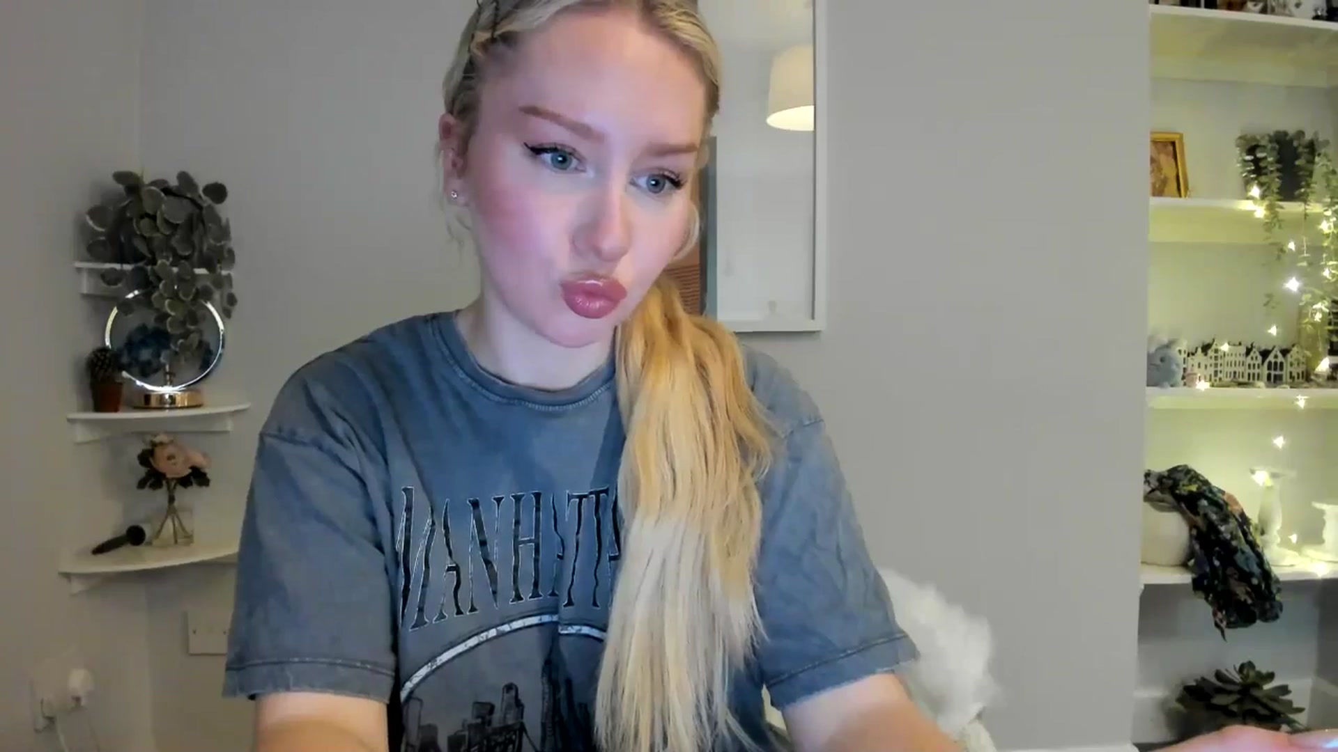 Gallery image thumbnail from AvaCutie's myfreecams stream on, 04/05/2026, 19:17 image 19 of 20