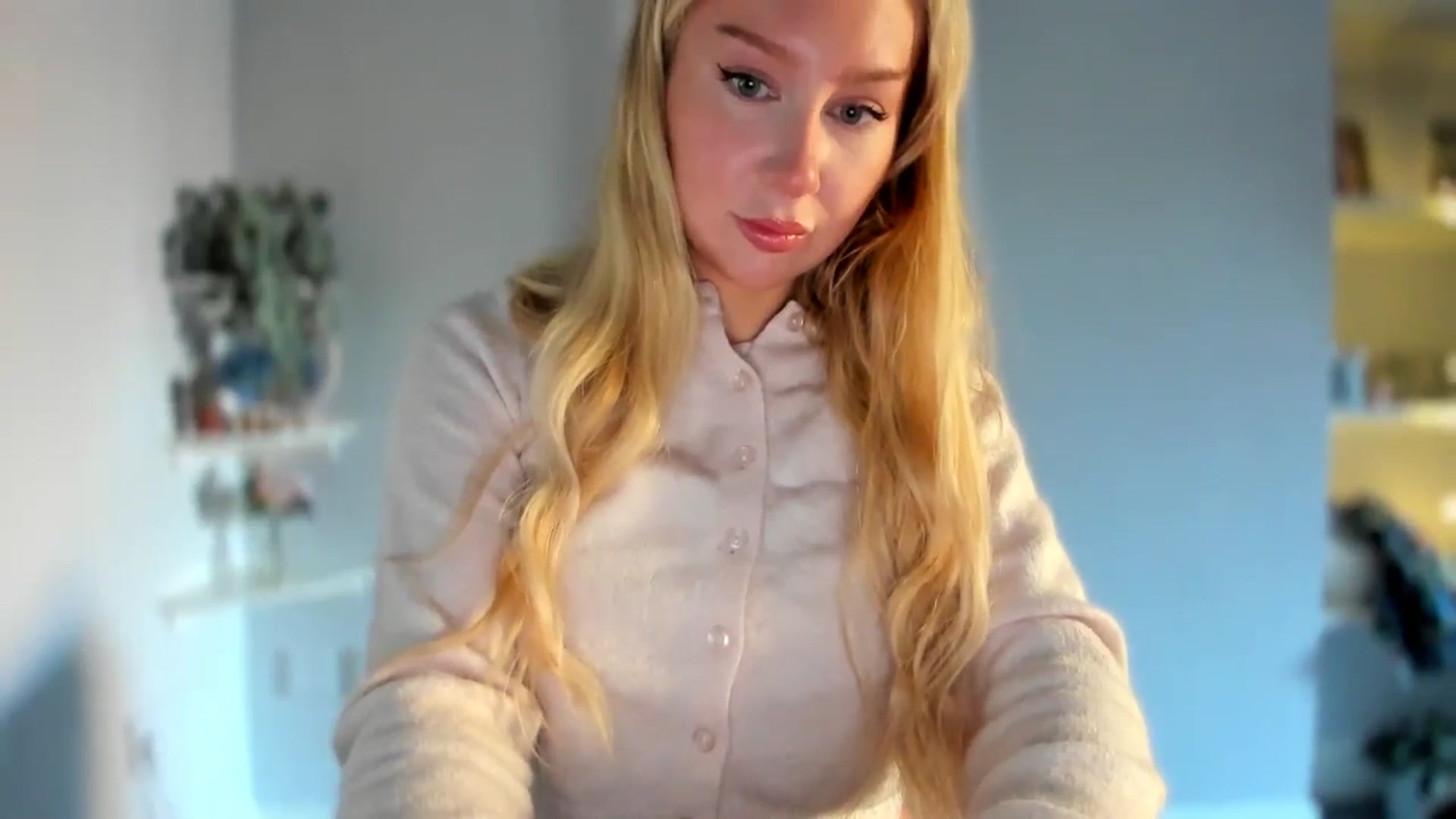Gallery image thumbnail from AvaCutie's myfreecams stream on, 04/07/2026, 11:07 image 4 of 20