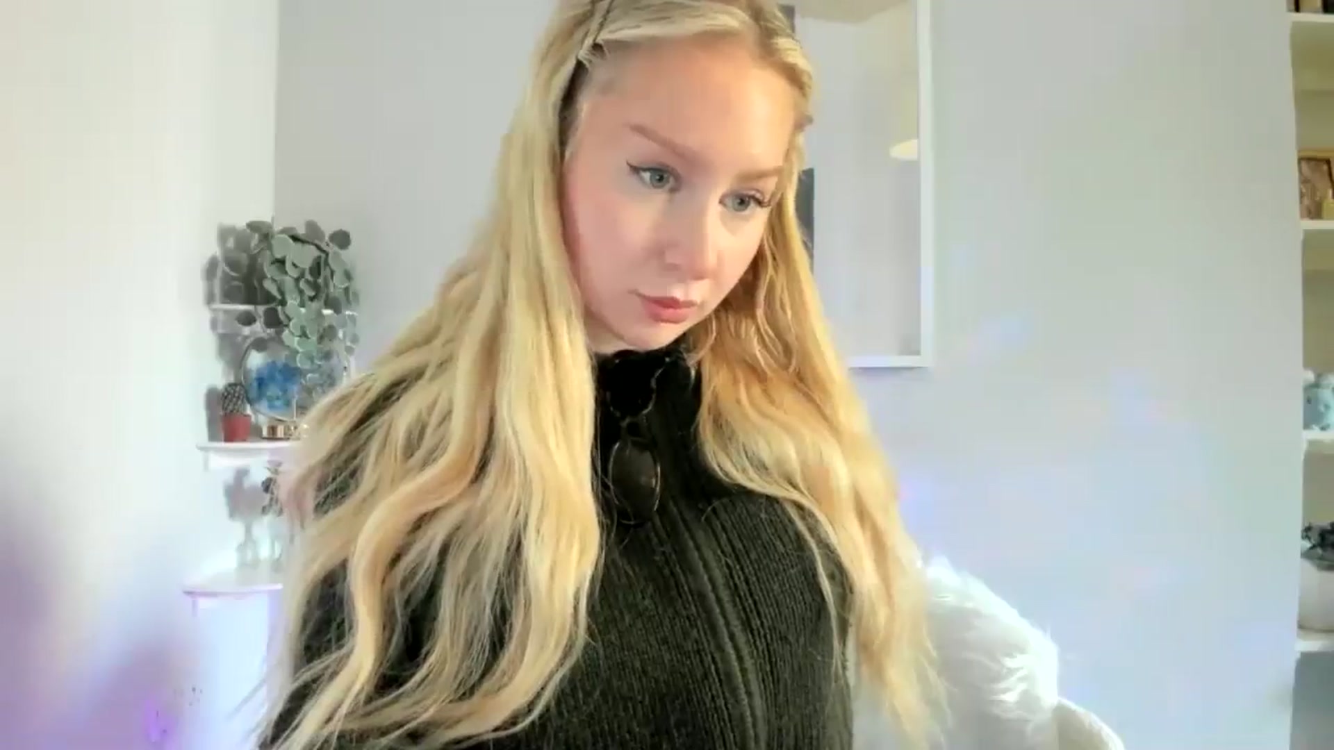 Gallery image thumbnail from AvaCutie's myfreecams stream on, 04/10/2026, 15:09 image 13 of 20