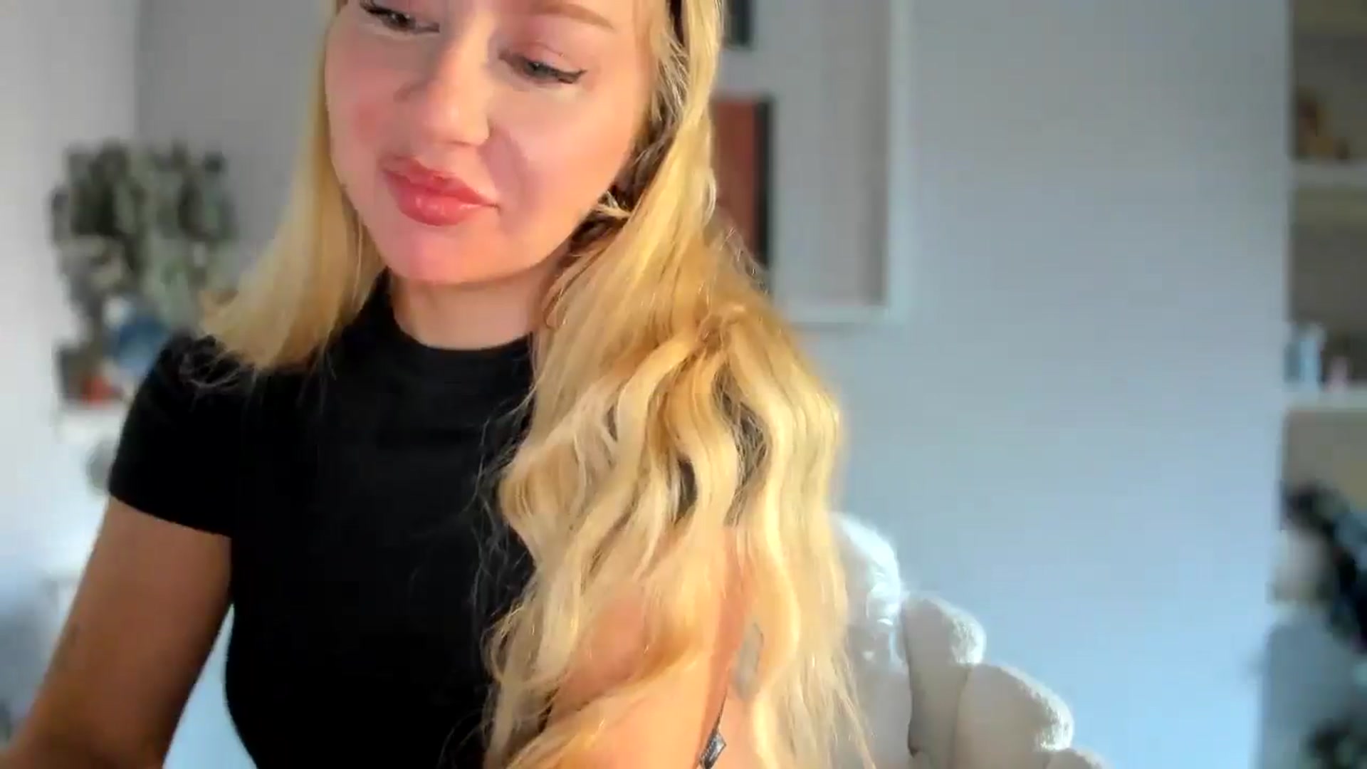 Gallery image thumbnail from AvaCutie's myfreecams stream on, 04/14/2026, 10:07 image 5 of 20