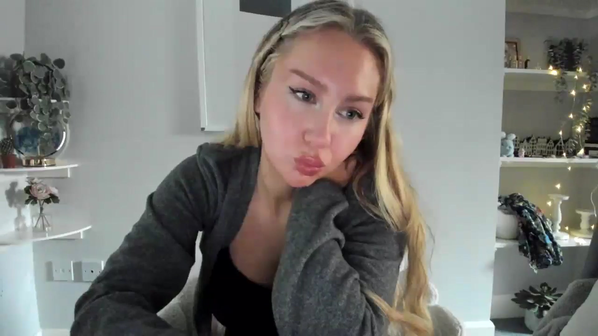 Gallery image thumbnail from AvaCutie's myfreecams stream on, 04/14/2026, 16:02 image 19 of 20