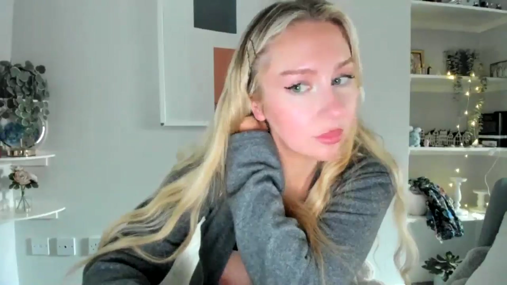 Gallery image thumbnail from AvaCutie's myfreecams stream on, 04/14/2026, 16:02 image 13 of 20