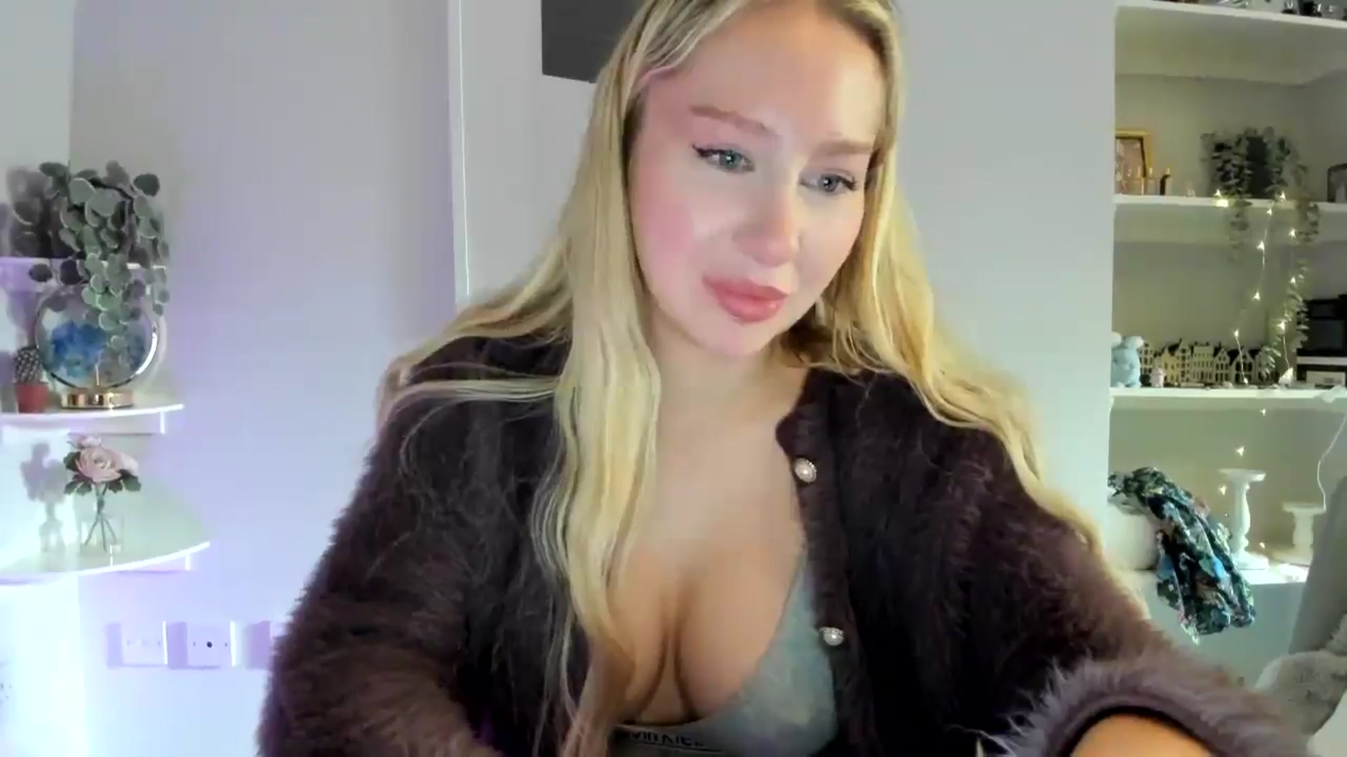 Gallery image thumbnail from AvaCutie's myfreecams stream on, 04/15/2026, 10:27 image 16 of 20