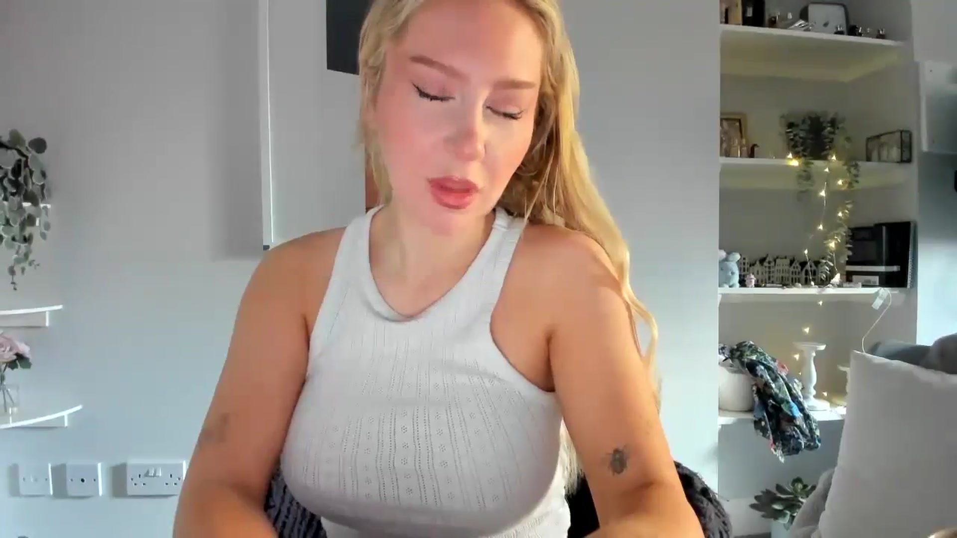 Gallery image thumbnail from AvaCutie's myfreecams stream on, 04/16/2026, 09:49 image 11 of 20