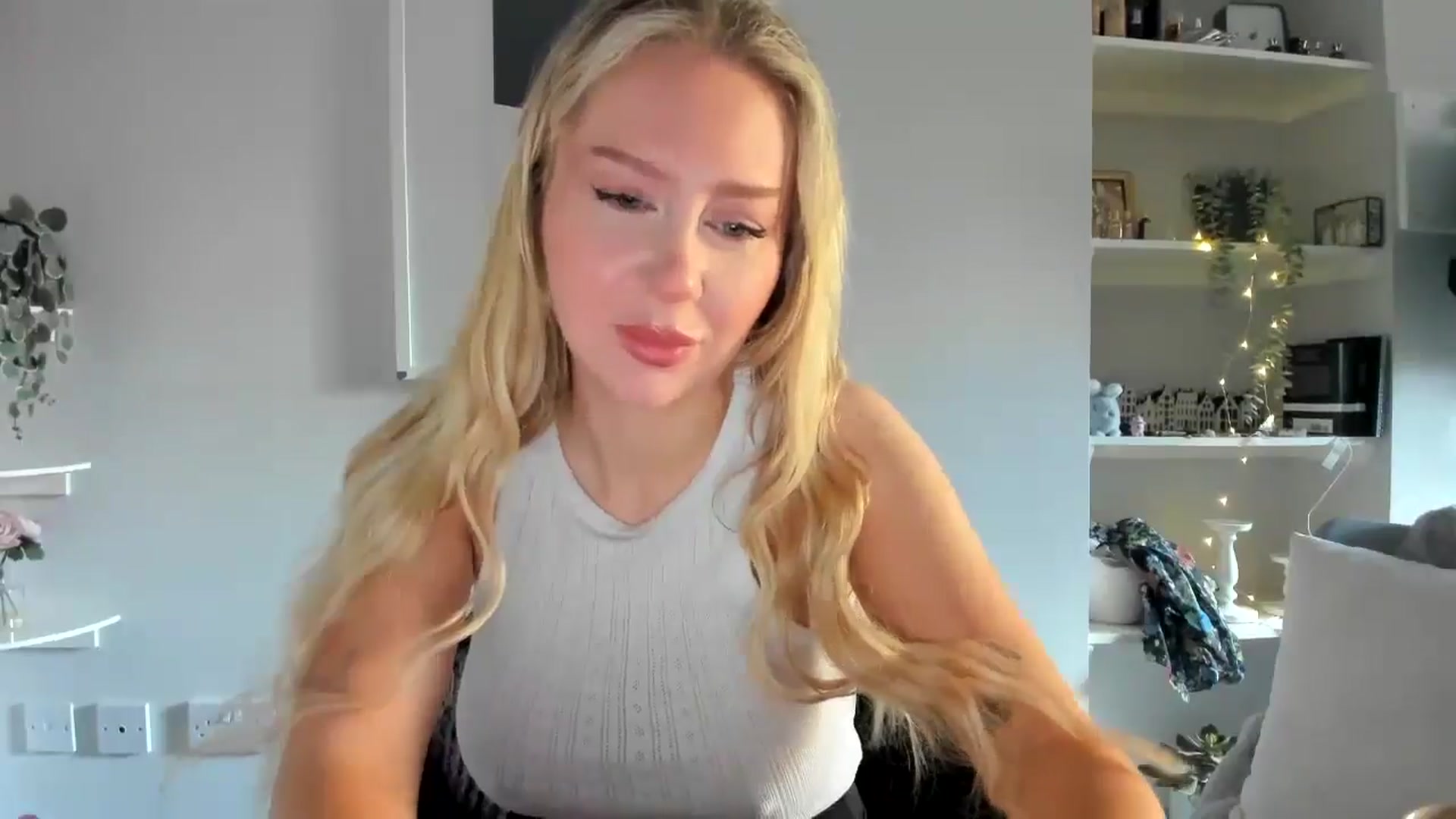 Gallery image thumbnail from AvaCutie's myfreecams stream on, 04/16/2026, 09:49 image 10 of 20
