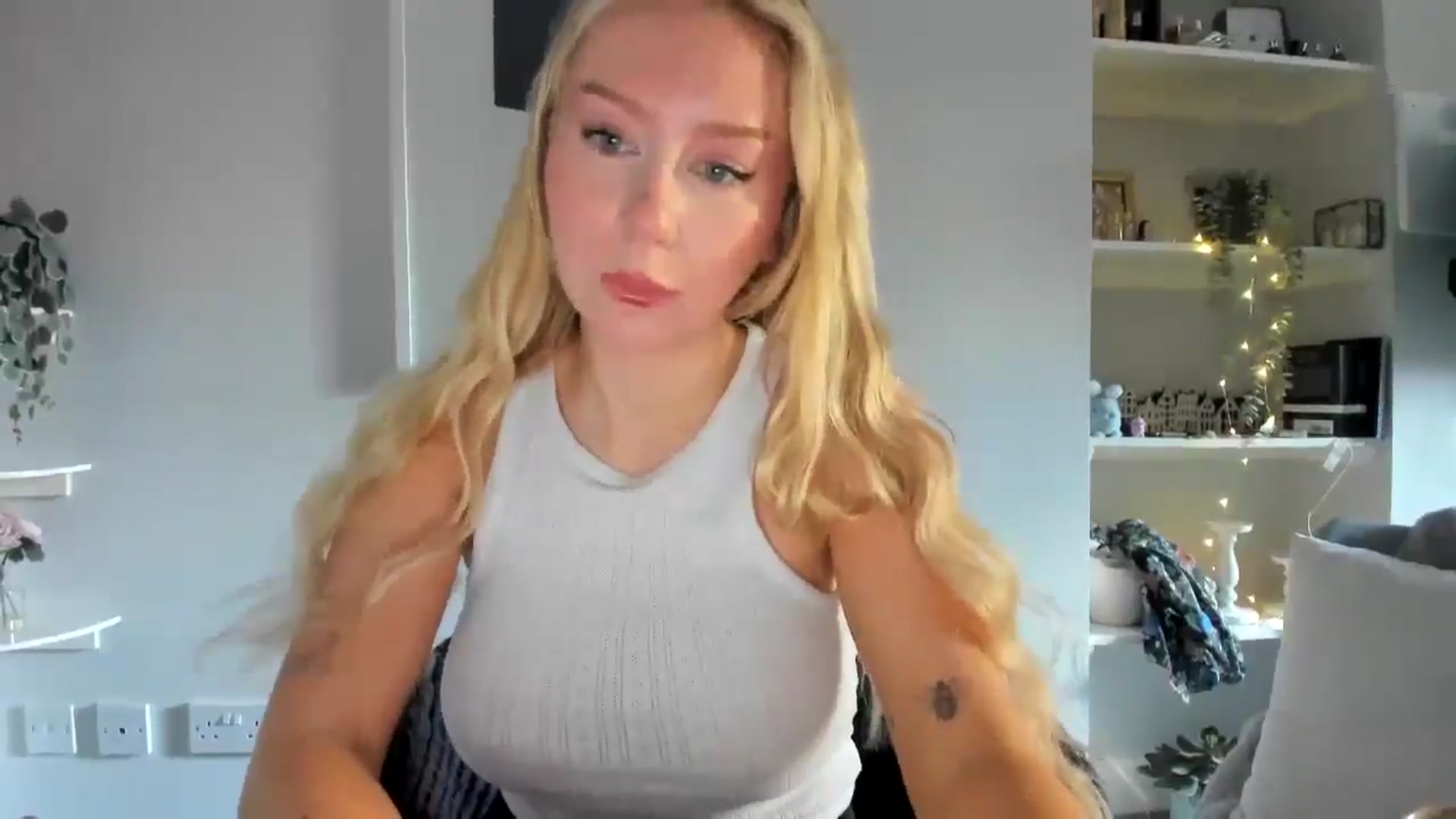 Gallery image thumbnail from AvaCutie's myfreecams stream on, 04/16/2026, 09:49 image 9 of 20