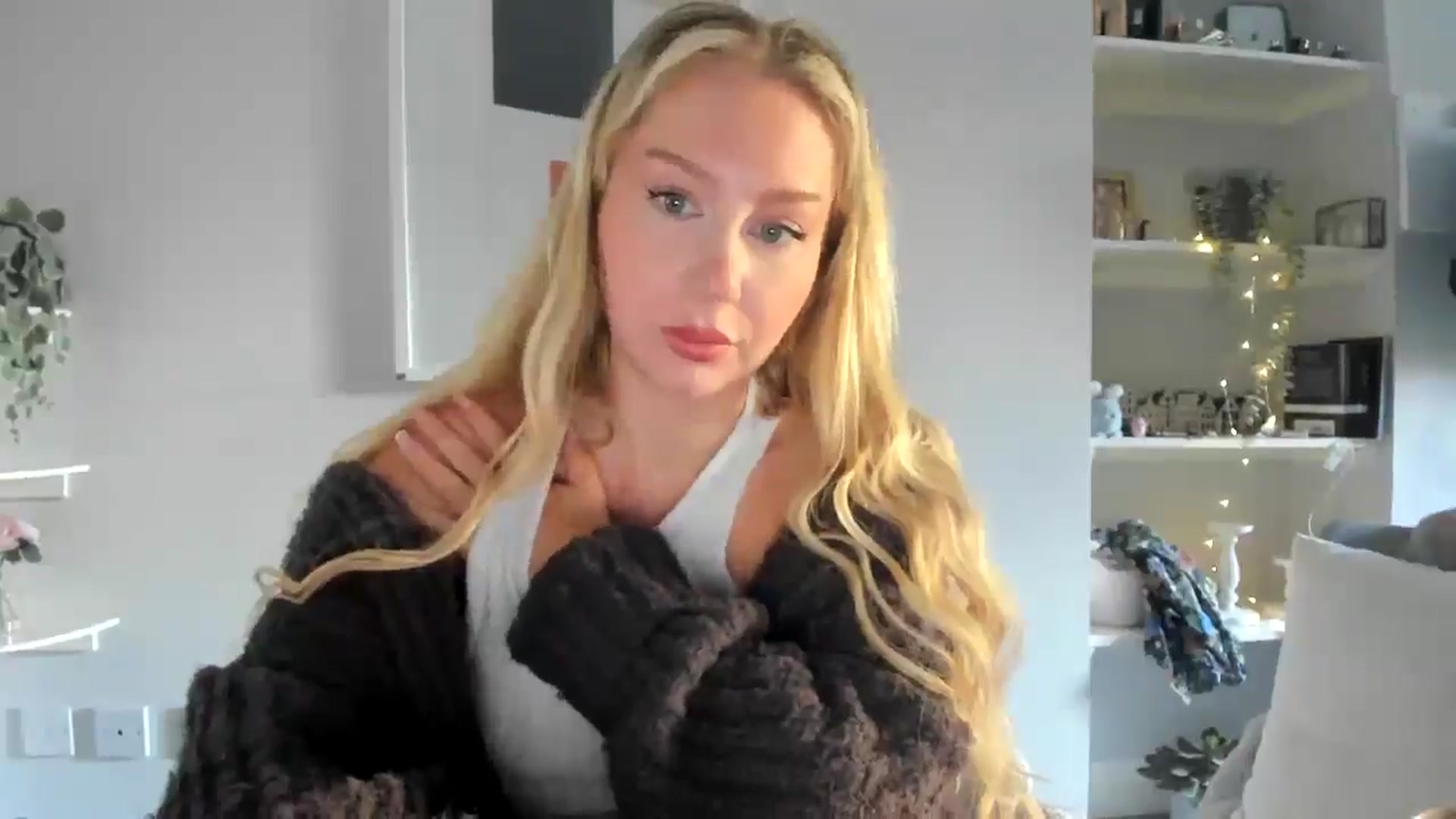 Gallery image thumbnail from AvaCutie's myfreecams stream on, 04/16/2026, 09:49 image 14 of 20