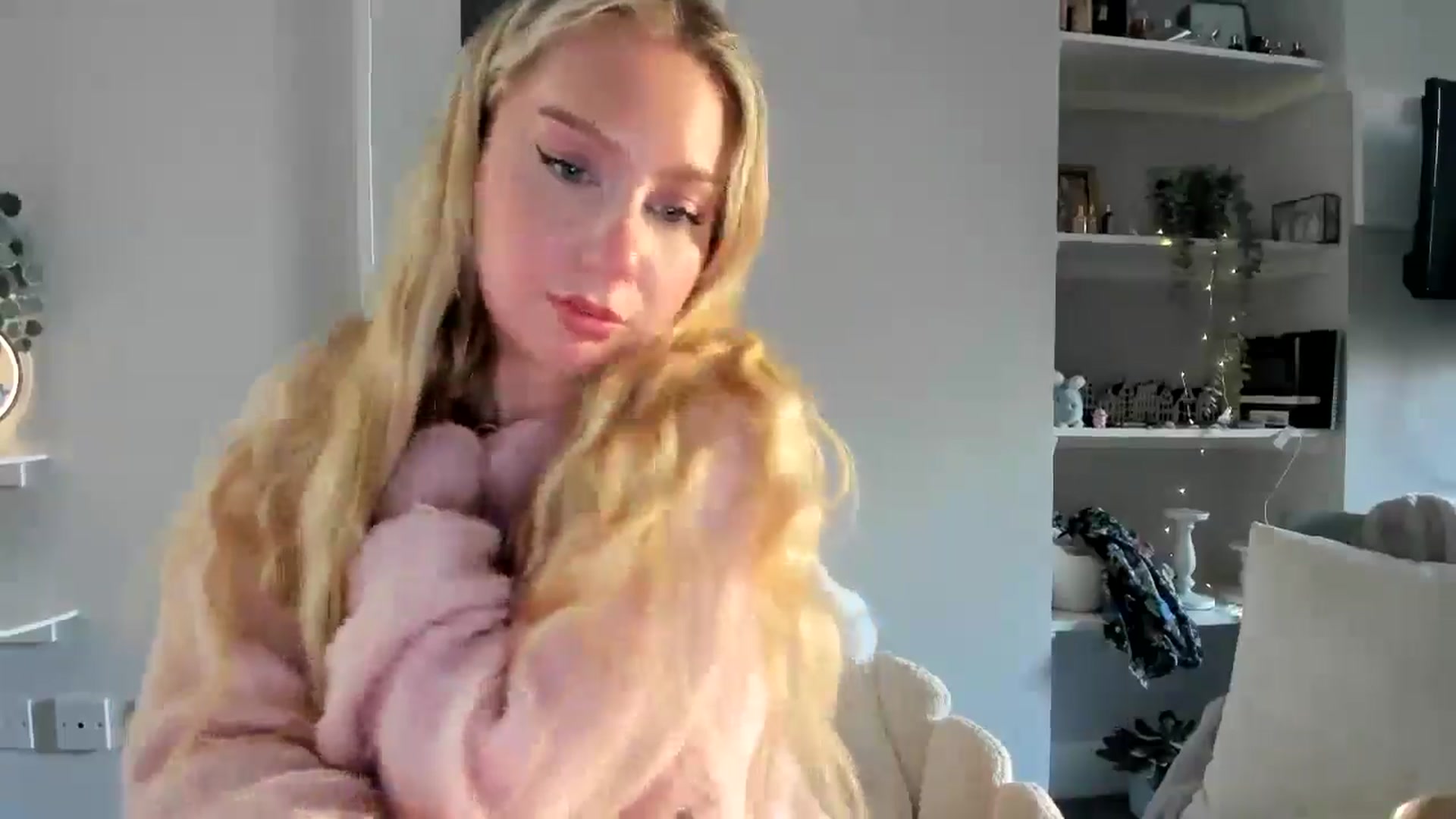 Gallery image thumbnail from AvaCutie's myfreecams stream on, 04/16/2026, 13:33 image 15 of 20