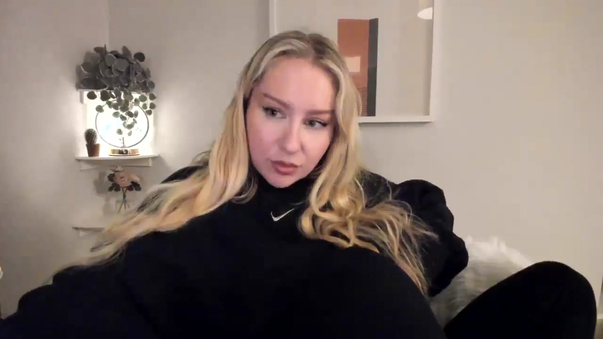 Gallery image thumbnail from AvaCutie's myfreecams stream on, 04/16/2026, 21:01 image 16 of 20
