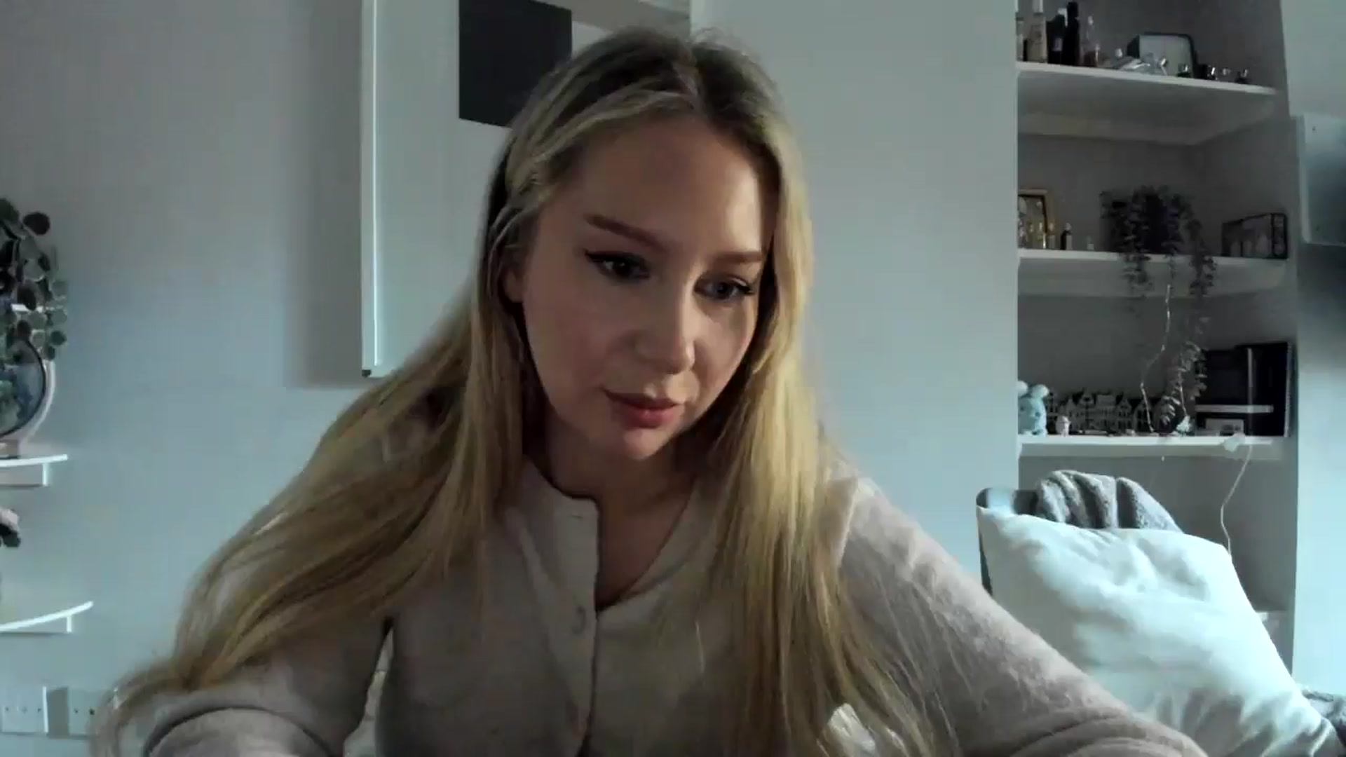 Gallery image thumbnail from AvaCutie's myfreecams stream on, 04/17/2026, 17:09 image 18 of 20