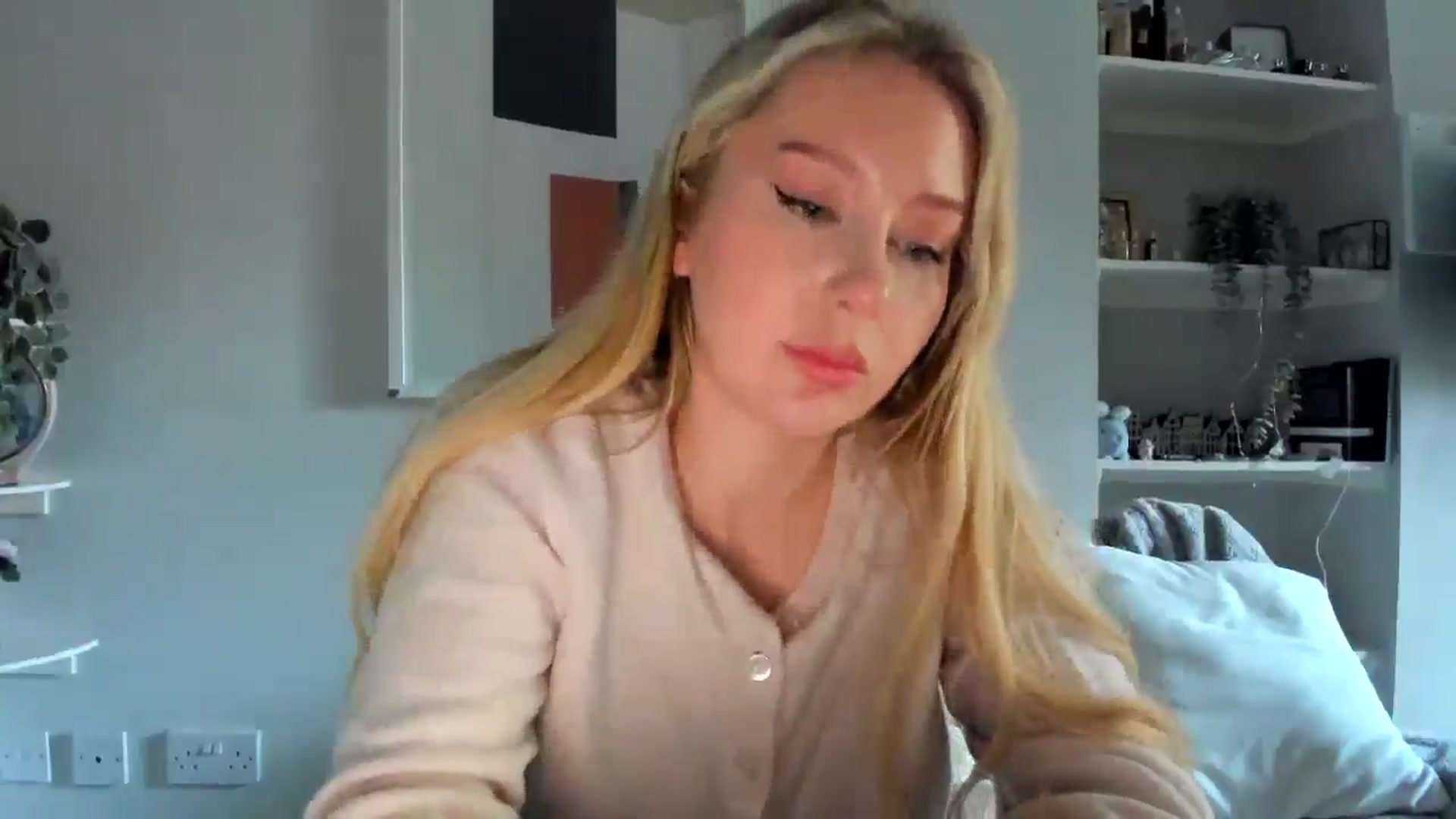 Gallery image thumbnail from AvaCutie's myfreecams stream on, 04/17/2026, 17:09 image 7 of 20
