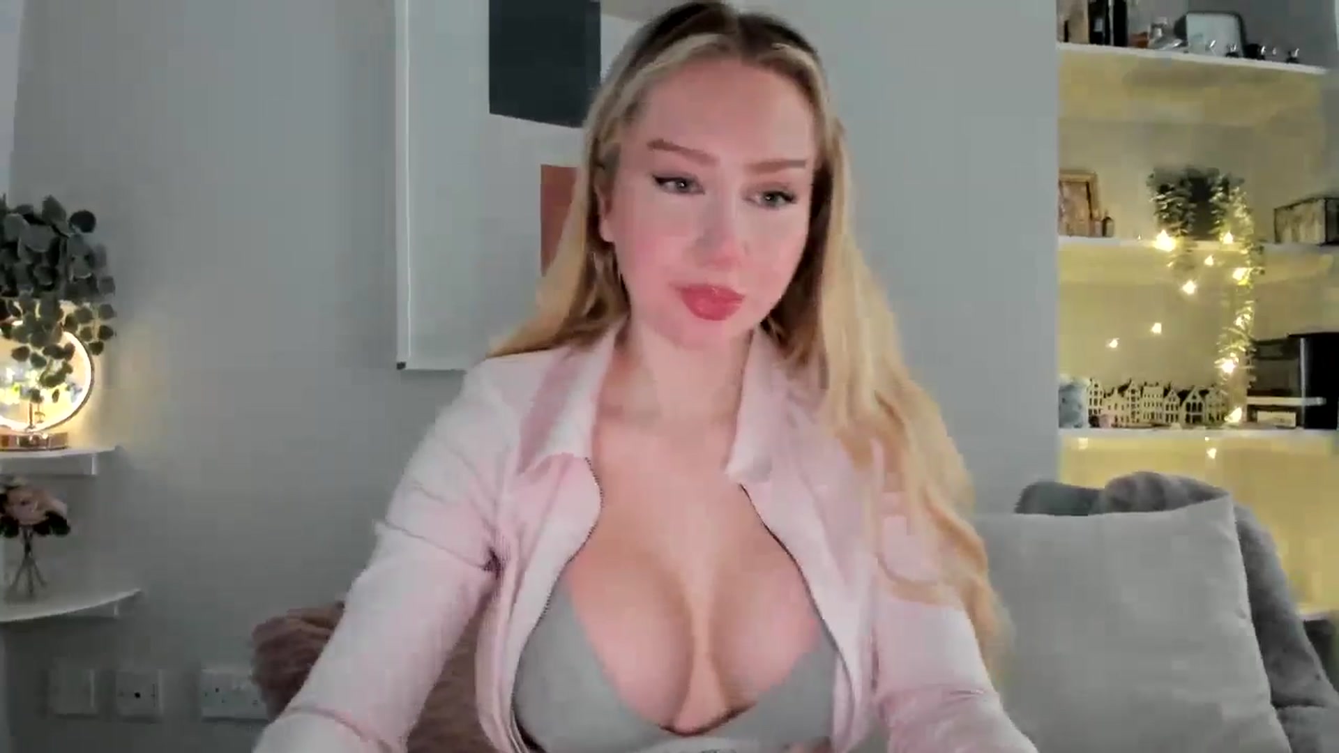 Gallery image thumbnail from AvaCutie's myfreecams stream on, 04/19/2026, 09:05 image 3 of 20