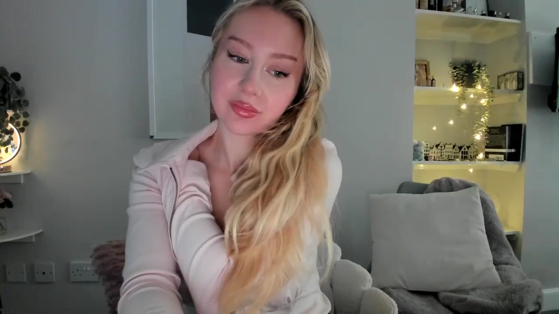 Gallery image thumbnail from AvaCutie's myfreecams stream on, 04/19/2026, 09:05 image 5 of 20