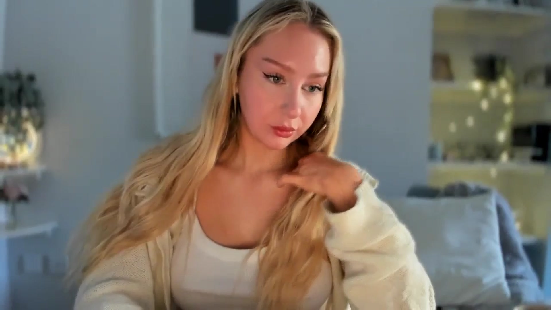 Gallery image thumbnail from AvaCutie's myfreecams stream on, 04/20/2026, 12:12 image 16 of 20