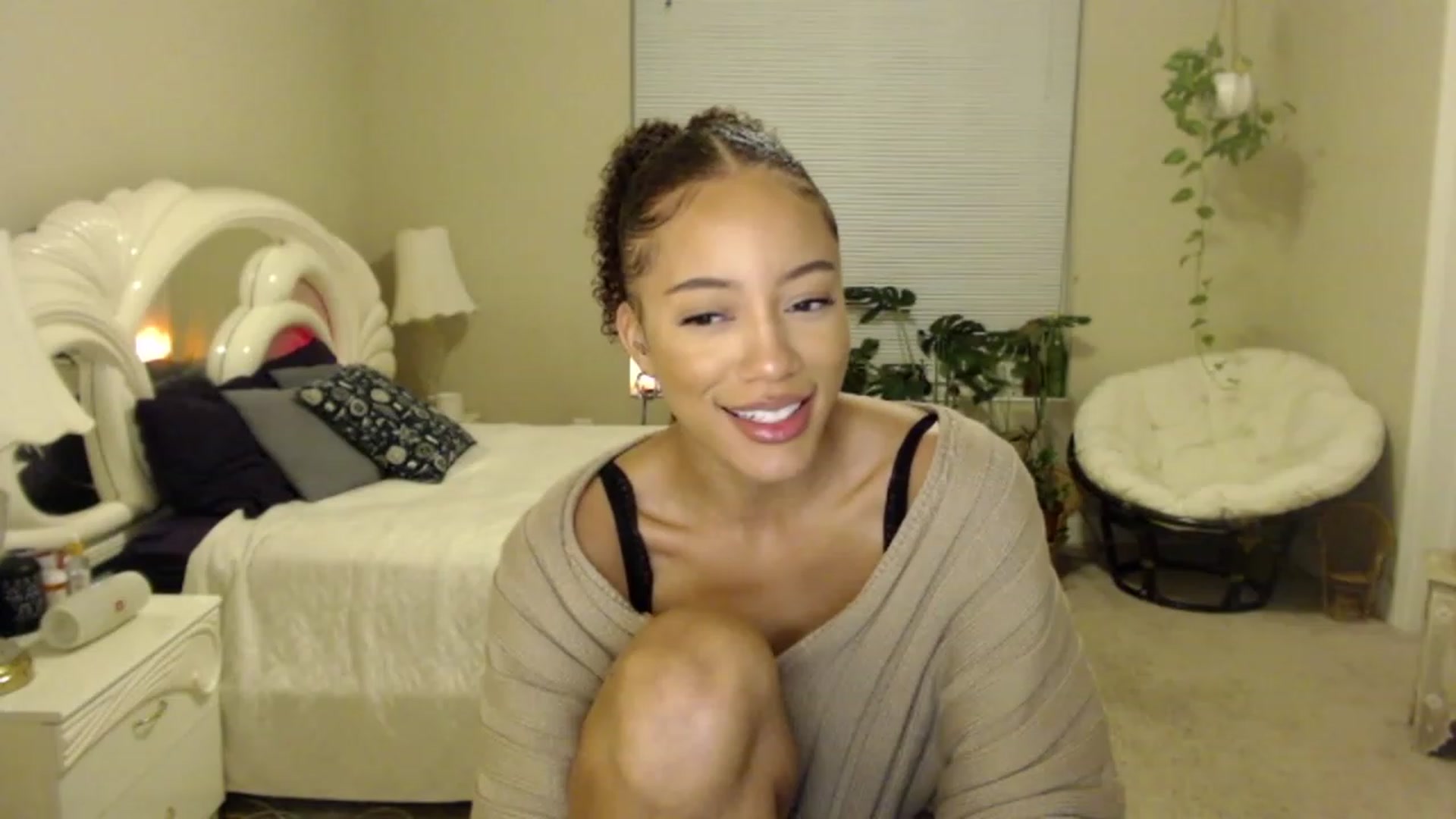 Gallery image thumbnail from AvaDollxo's myfreecams stream on, 11/25/2023, 07:18 image 13 of 20