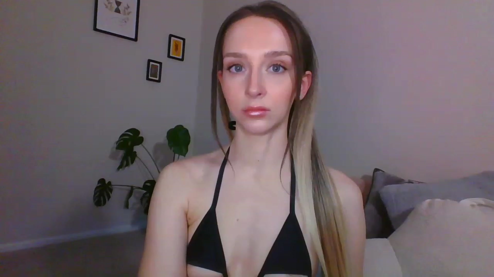 Gallery image thumbnail from AvaHoney's myfreecams stream on, 02/02/2023, 07:22 image 16 of 20