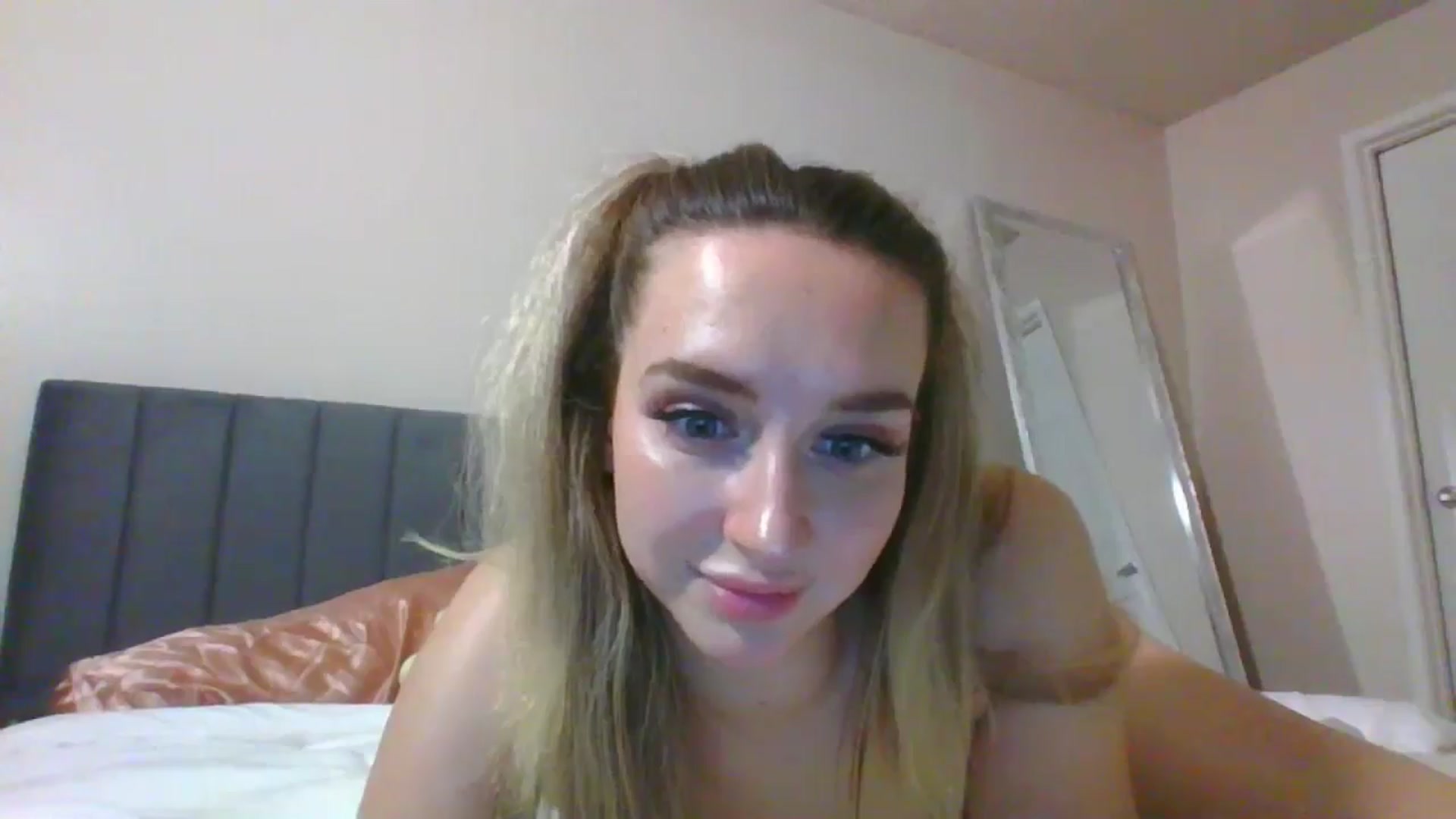 Gallery image thumbnail from AvaHoney's myfreecams stream on, 10/14/2024, 06:28 image 5 of 20