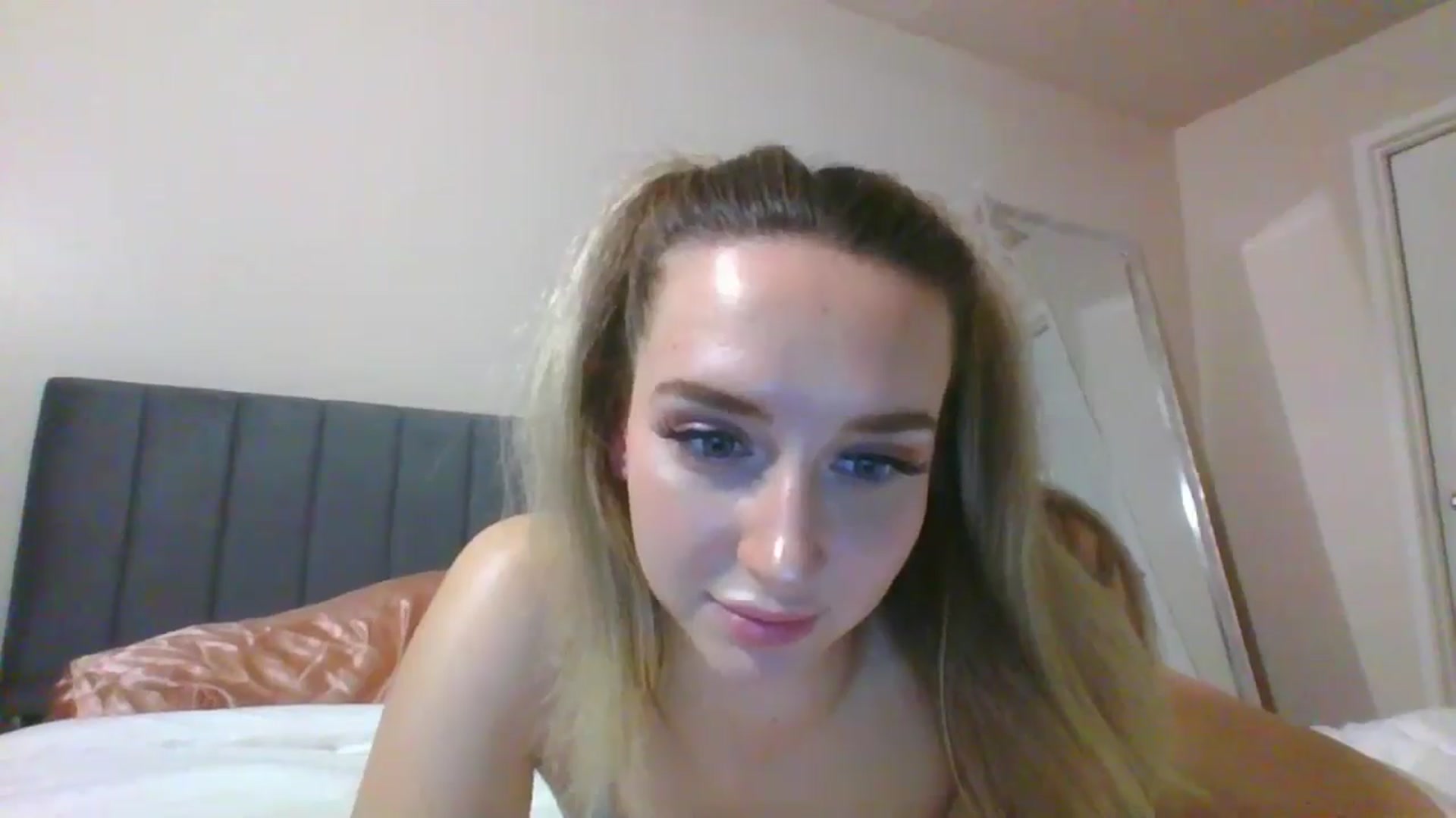 Gallery image thumbnail from AvaHoney's myfreecams stream on, 10/14/2024, 06:28 image 14 of 20