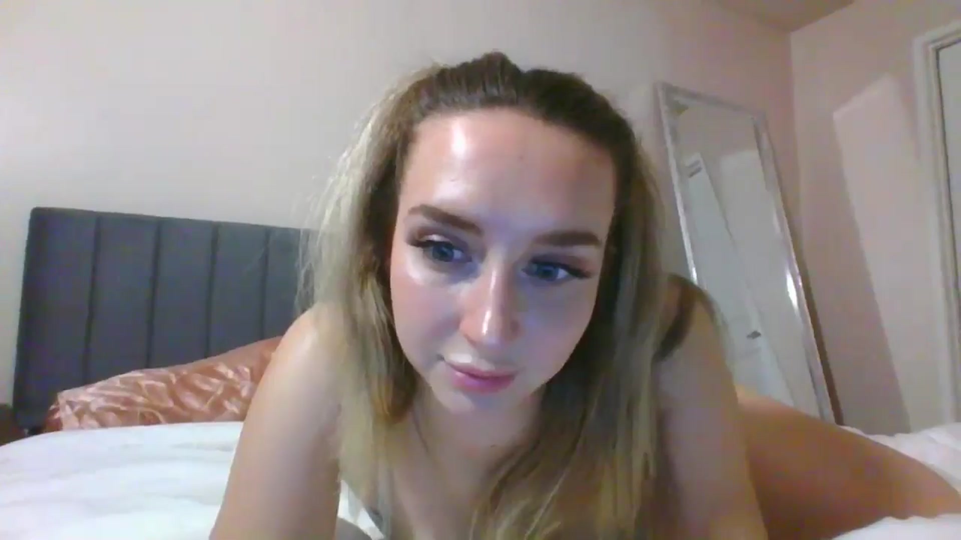 Gallery image thumbnail from AvaHoney's myfreecams stream on, 10/14/2024, 06:28 image 16 of 20