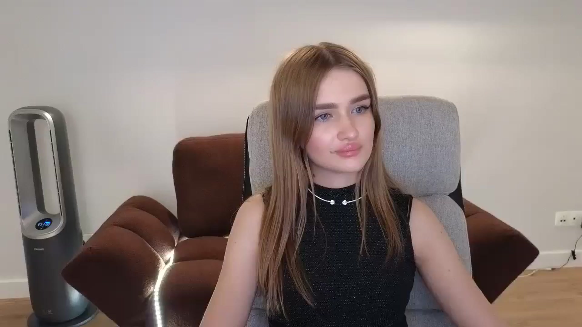 Gallery image thumbnail from AvaLourel's myfreecams stream on, 07/10/2025, 19:11 image 18 of 20