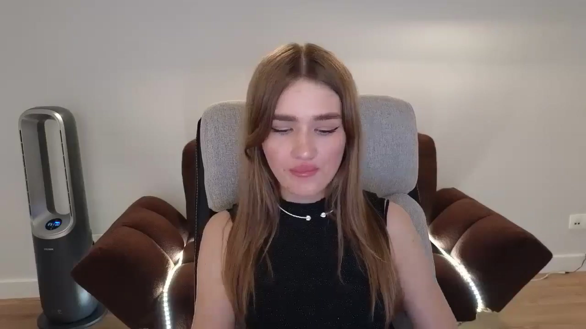 Gallery image thumbnail from AvaLourel's myfreecams stream on, 07/10/2025, 19:11 image 5 of 20