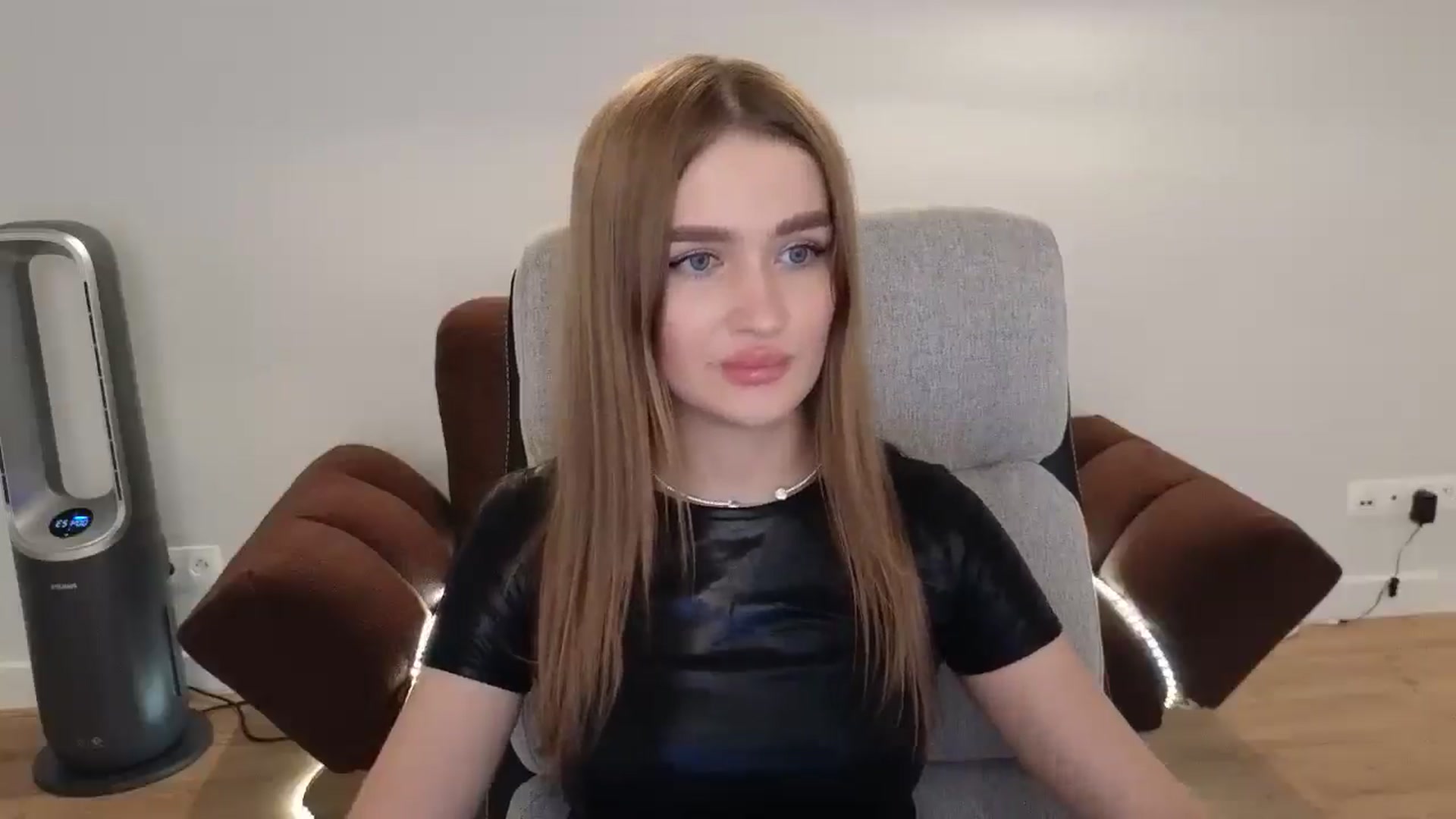 Gallery image thumbnail from AvaLourel's myfreecams stream on, 07/12/2025, 14:00 image 13 of 20