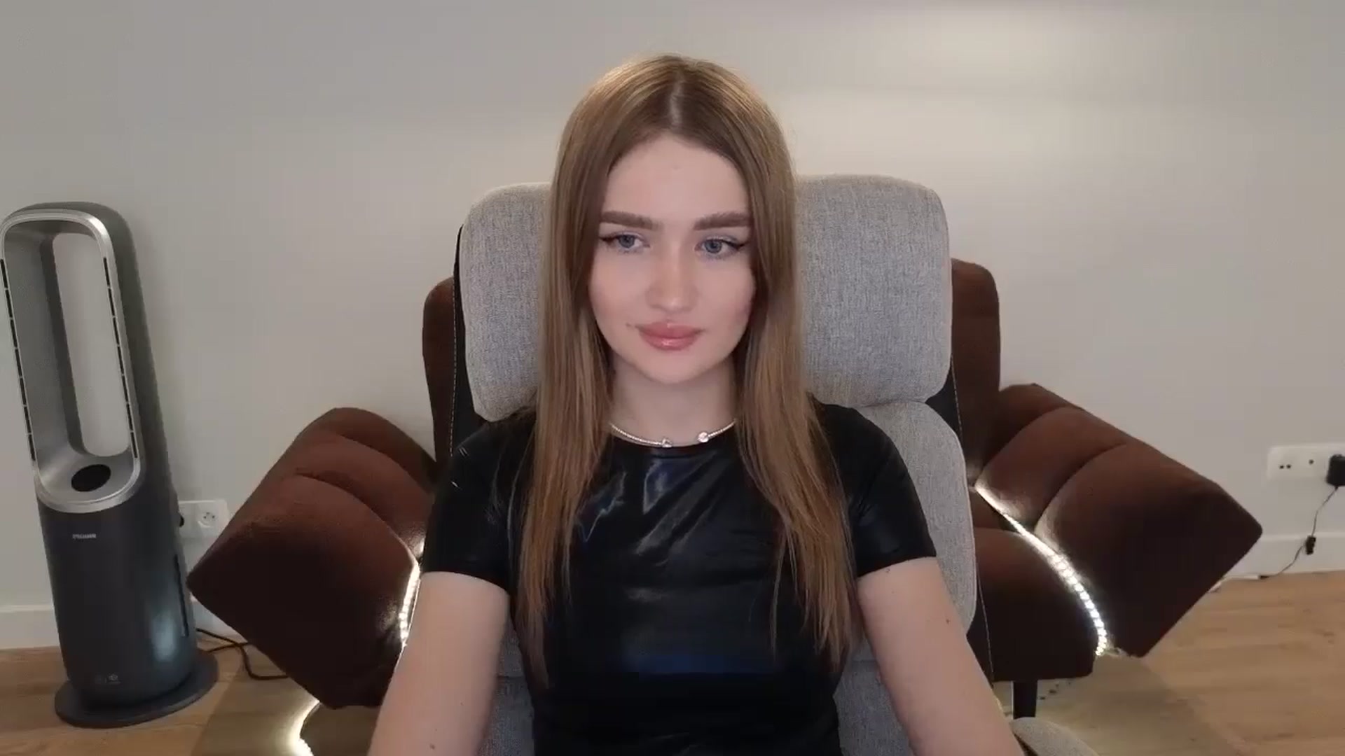 Gallery image thumbnail from AvaLourel's myfreecams stream on, 07/12/2025, 14:00 image 3 of 20