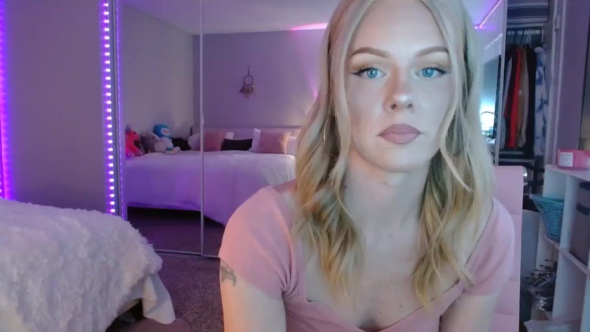 Gallery image thumbnail from AvaMonroe_'s myfreecams stream on, 08/10/2023, 24:54 image 9 of 20