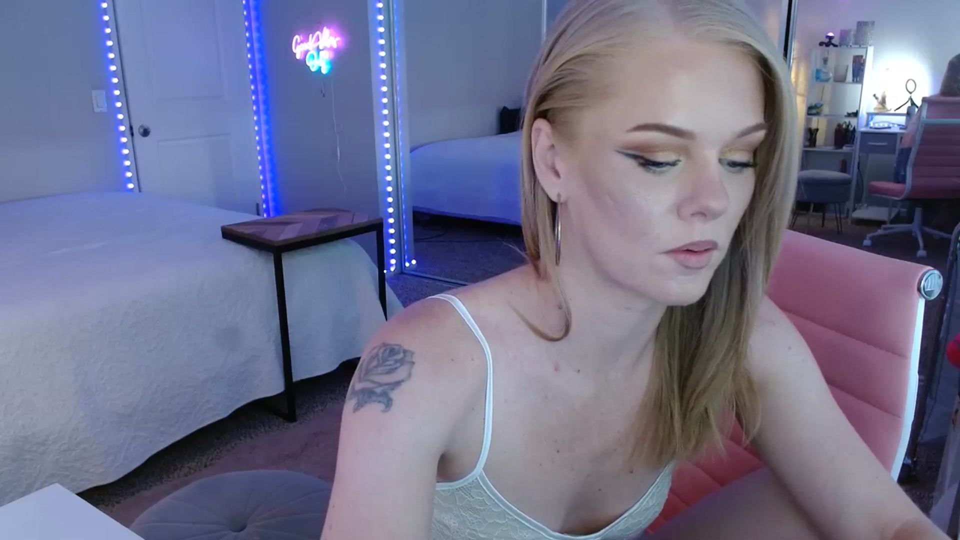 Gallery image thumbnail from AvaMonroe_'s myfreecams stream on, 08/19/2023, 24:18 image 17 of 20