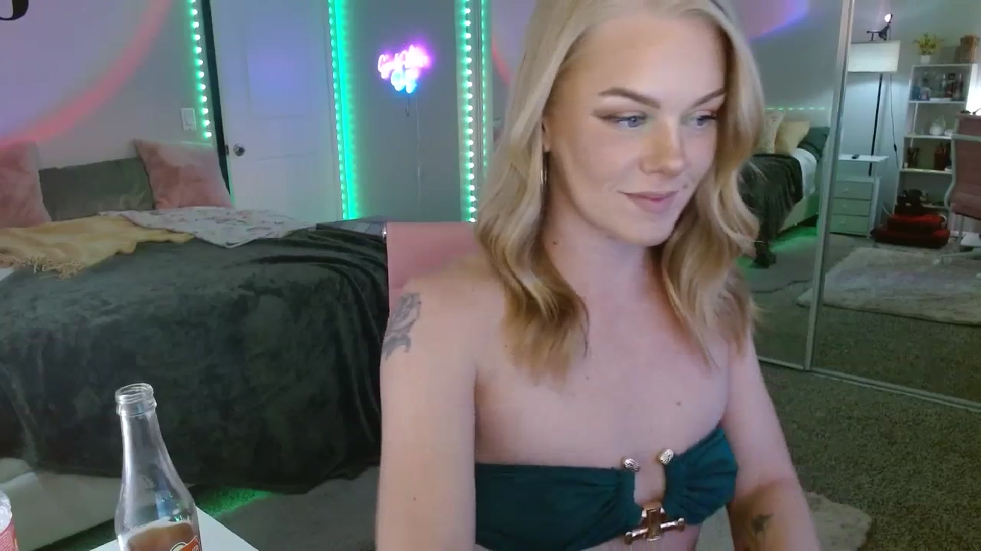 Gallery image thumbnail from AvaMonroe_'s myfreecams stream on, 09/19/2023, 01:21 image 14 of 20