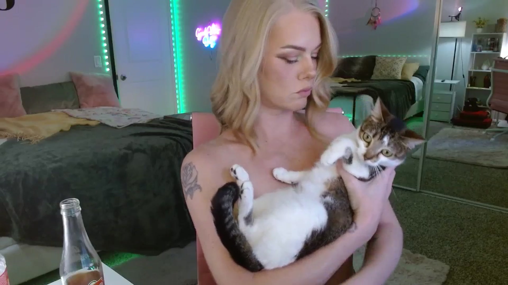 Gallery image thumbnail from AvaMonroe_'s myfreecams stream on, 09/19/2023, 01:21 image 20 of 20
