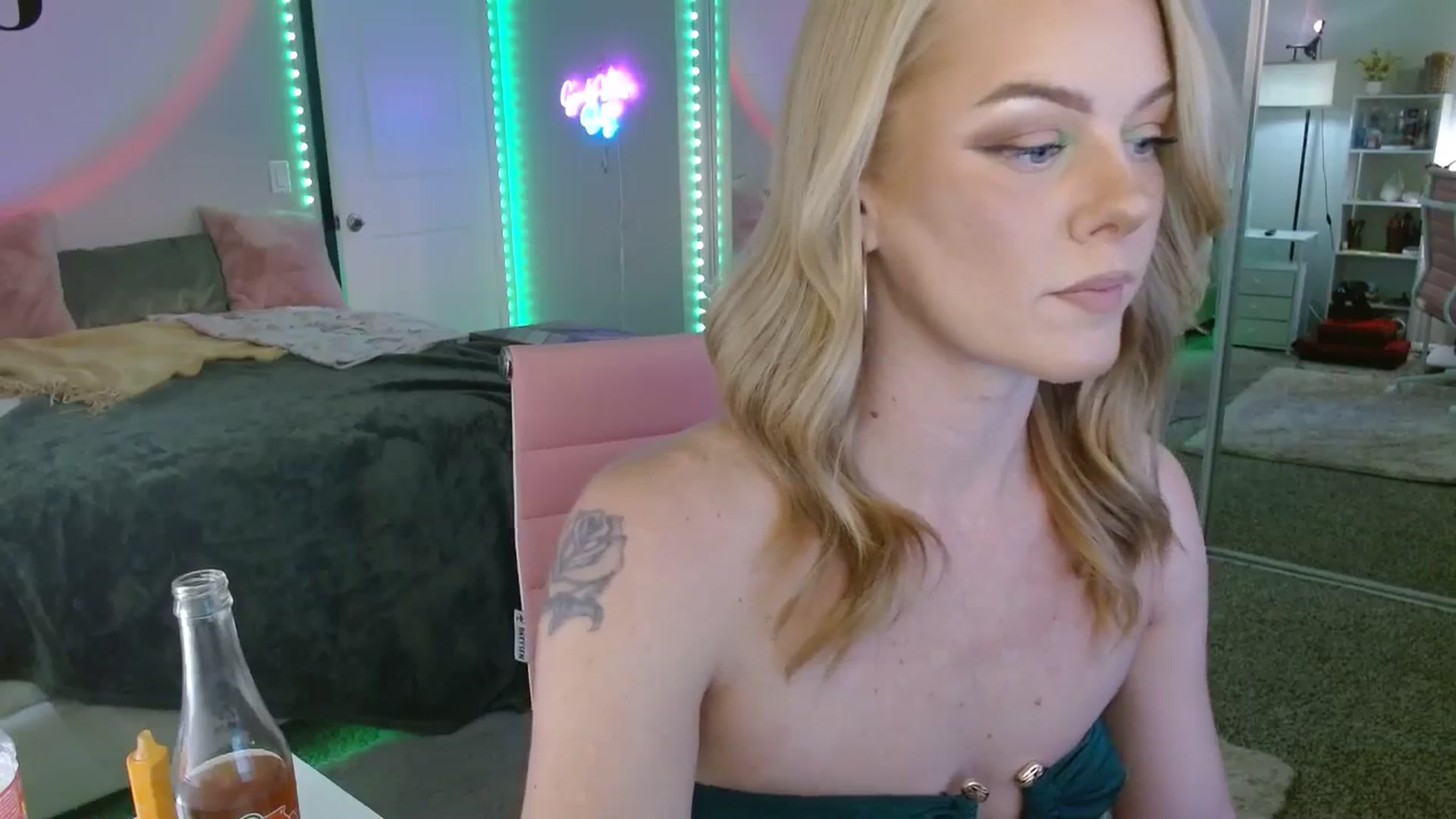 Gallery image thumbnail from AvaMonroe_'s myfreecams stream on, 09/19/2023, 01:21 image 8 of 20