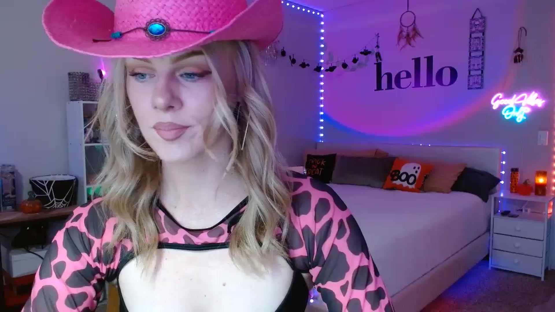 Gallery image thumbnail from AvaMonroe_'s myfreecams stream on, 10/03/2023, 24:28 image 2 of 20
