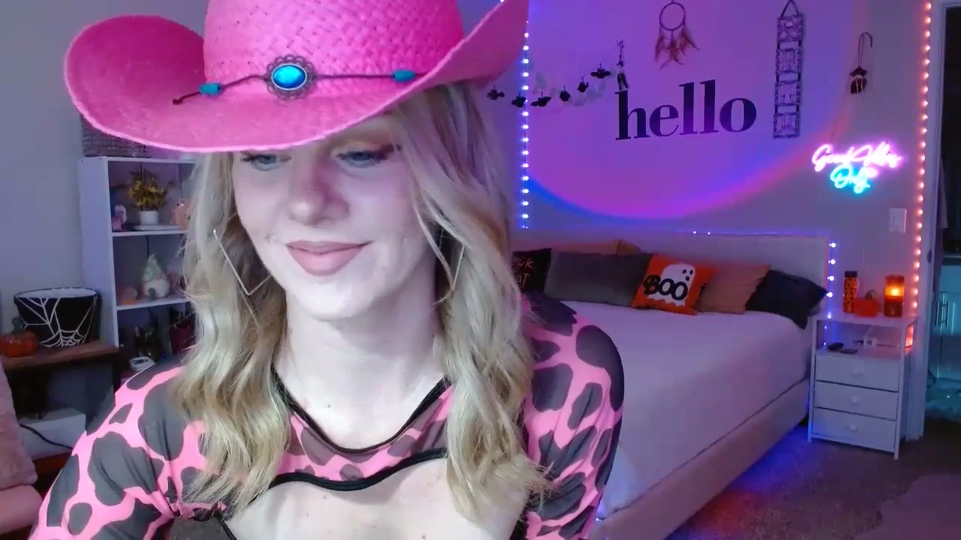 Gallery image thumbnail from AvaMonroe_'s myfreecams stream on, 10/03/2023, 24:28 image 17 of 20