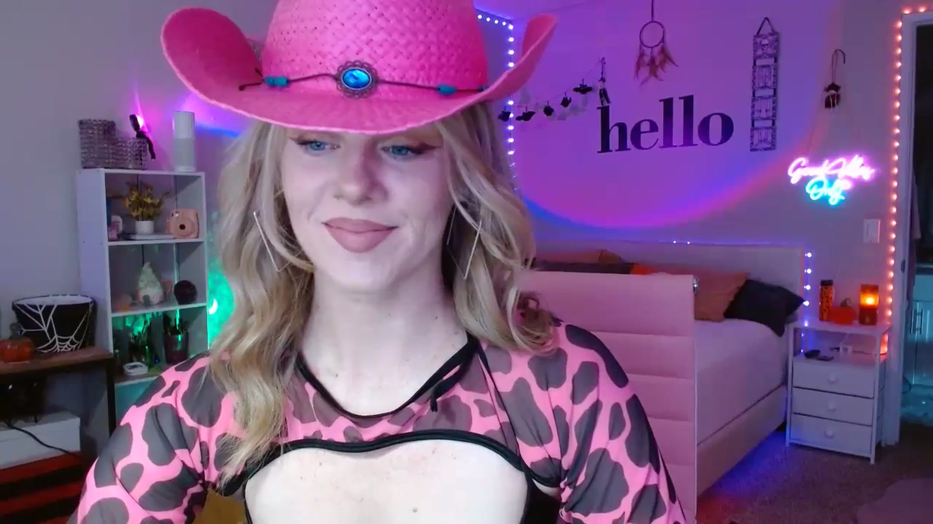 Gallery image thumbnail from AvaMonroe_'s myfreecams stream on, 10/03/2023, 24:28 image 4 of 20