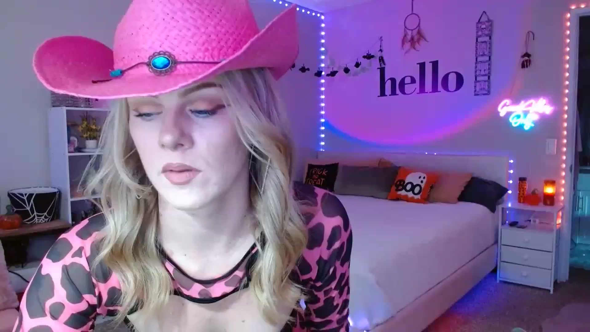 Gallery image thumbnail from AvaMonroe_'s myfreecams stream on, 10/03/2023, 24:28 image 13 of 20