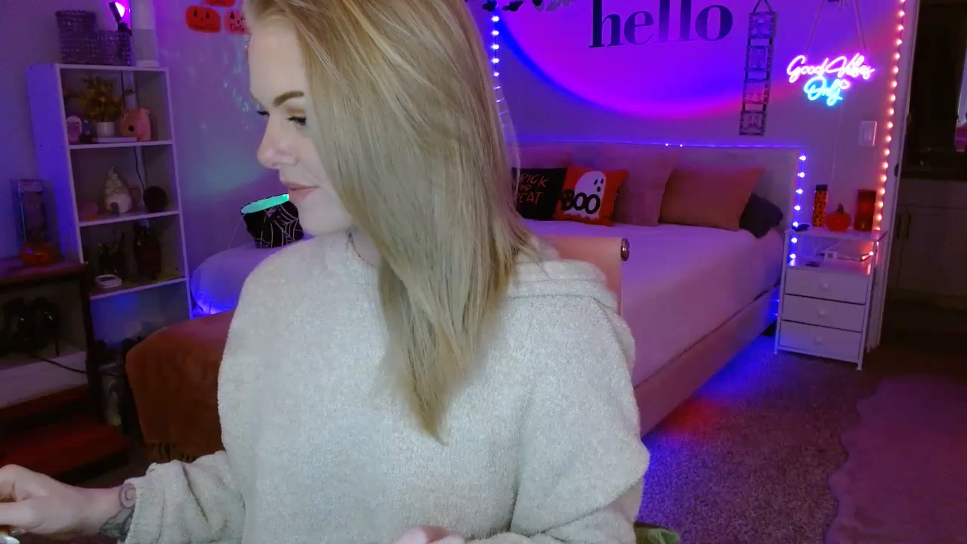 Gallery image thumbnail from AvaMonroe_'s myfreecams stream on, 10/04/2023, 08:05 image 9 of 20