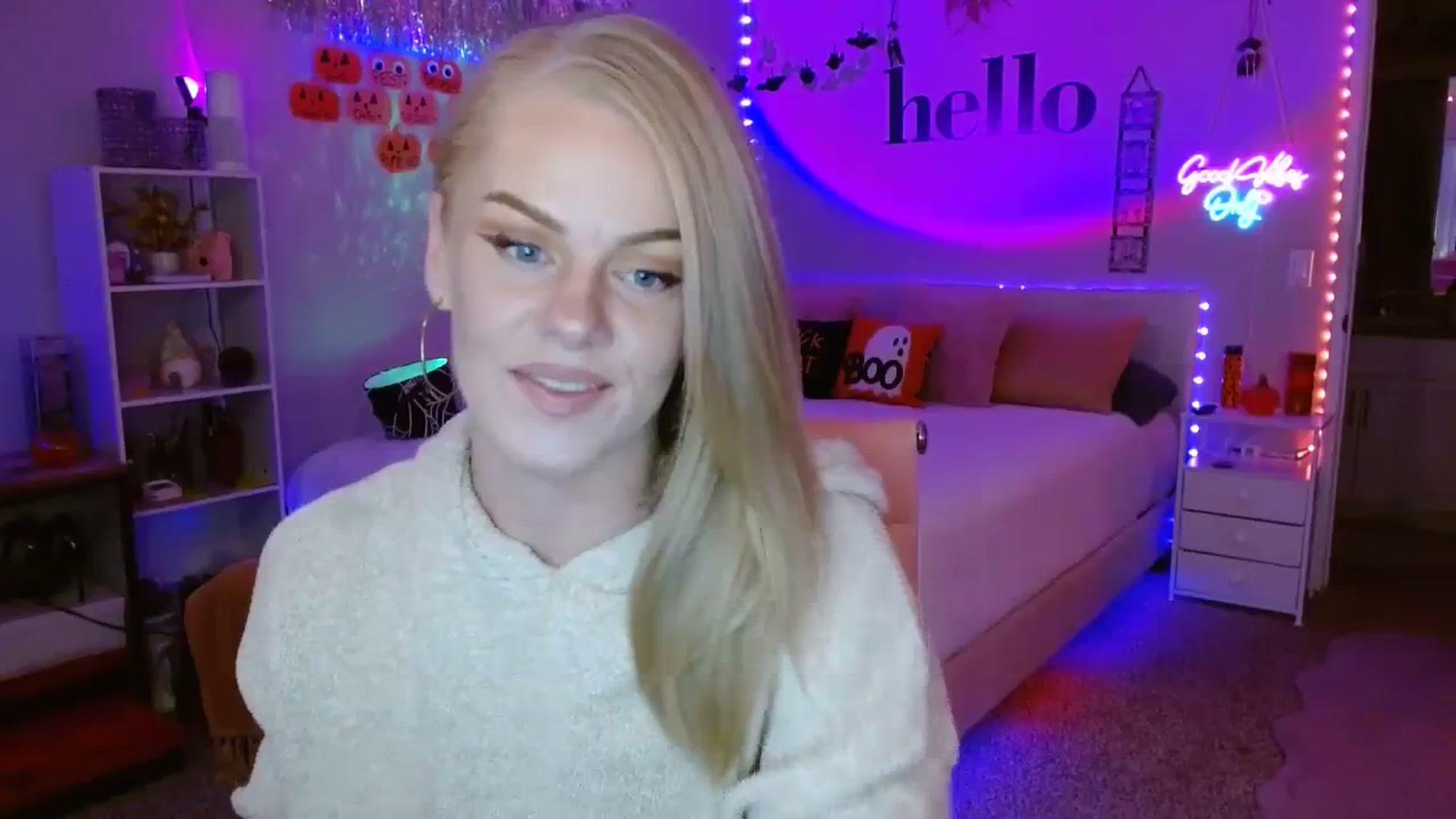 Gallery image thumbnail from AvaMonroe_'s myfreecams stream on, 10/04/2023, 08:05 image 8 of 20